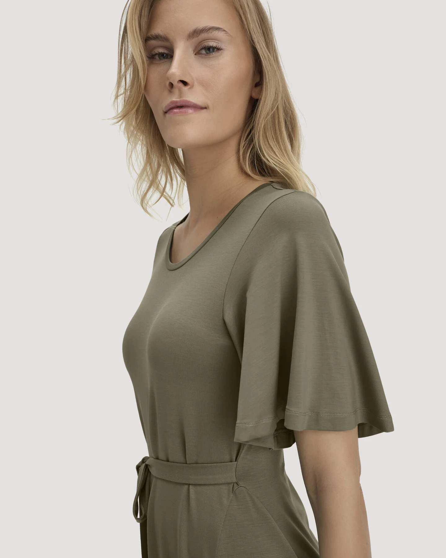 hessnatur Damen Jersey Kleid Kniebedeckend Slim aus TENCEL™ Lyocell - grün - Größe 34 – Ansicht 3