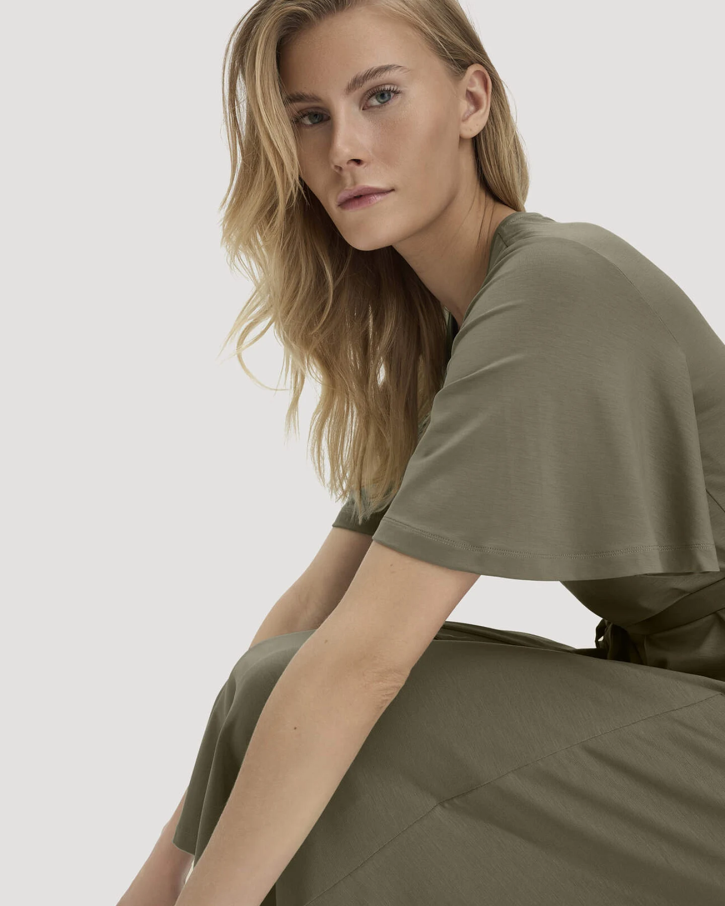 hessnatur Damen Jersey Kleid Kniebedeckend Slim aus TENCEL™ Lyocell - grün - Größe 34 – Ansicht 4