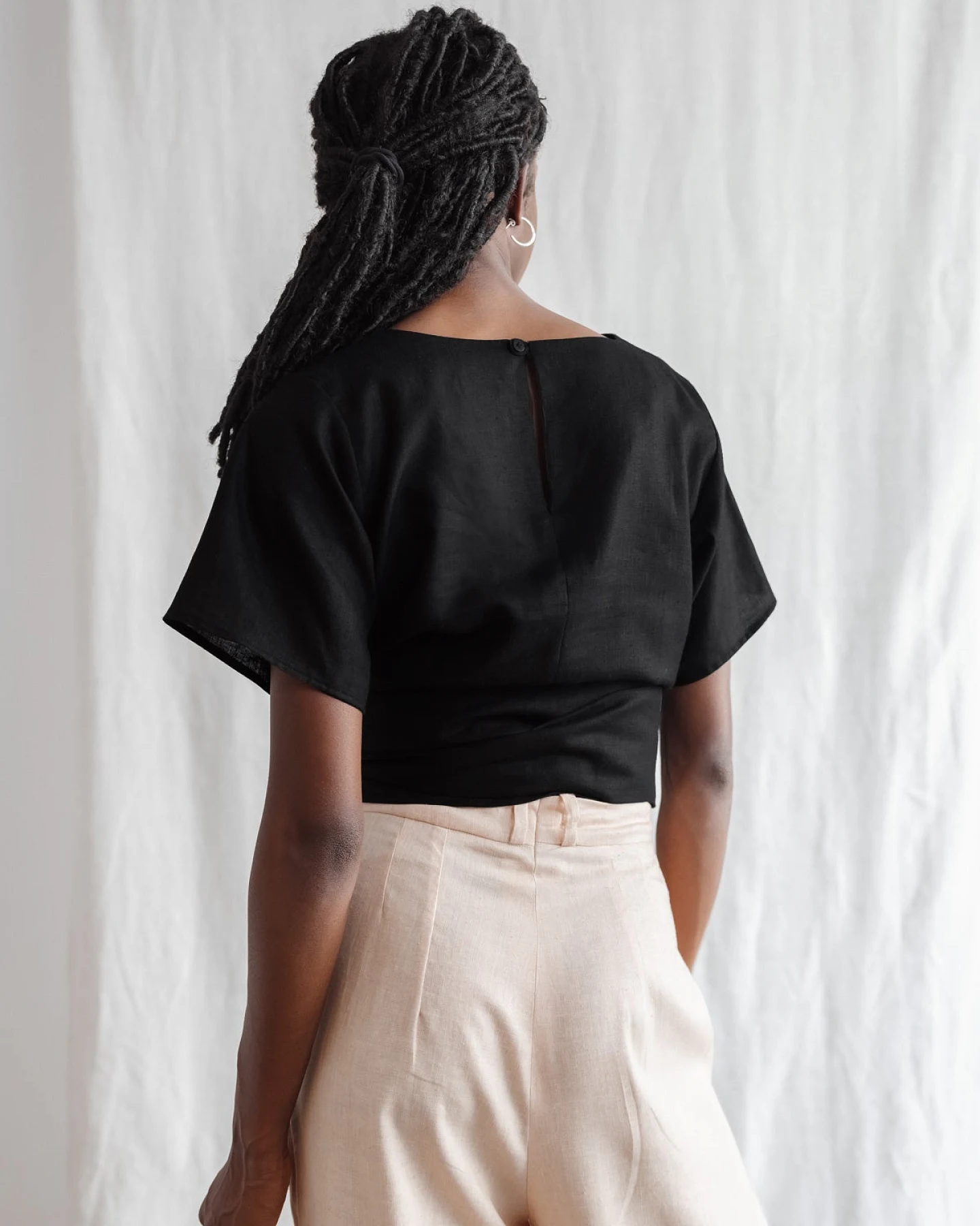 Jyoti - Fair Works Damen vegan Wickelhemd Amaranth Schwarz – Ansicht 2