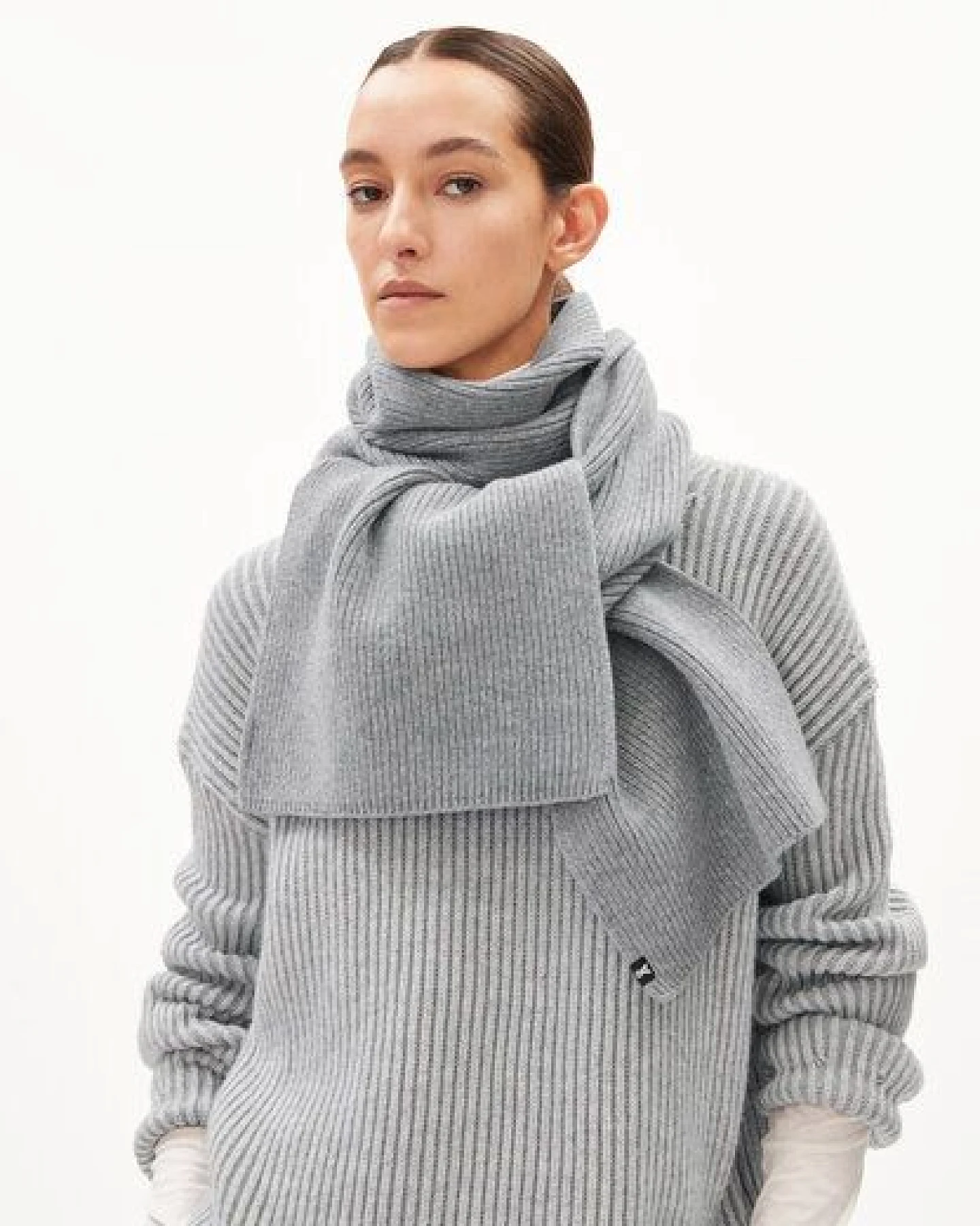ARMEDANGELS CLAASAS Unisex Schal aus Merino-Wolle – Ansicht 3