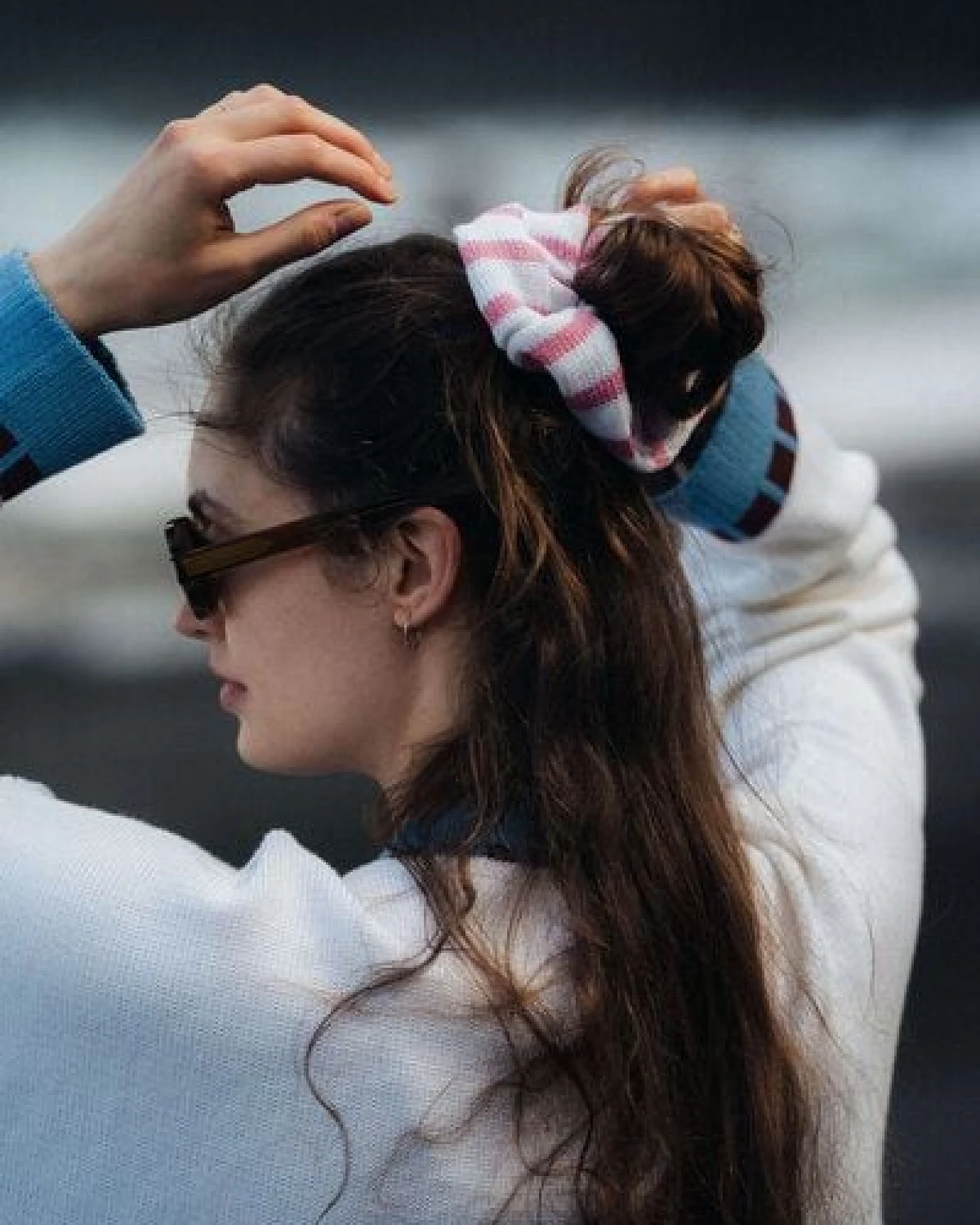 Kopyto ROZELLA RWS – großes gestricktes Scrunchie für Haare mit Streifen – Ansicht 2