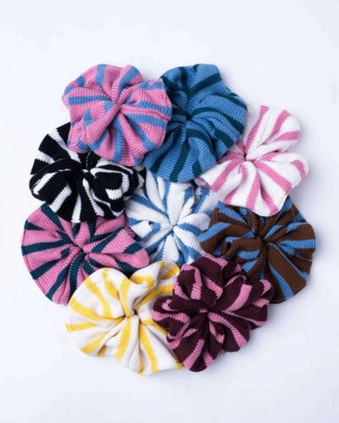 Kopyto ROZELLA RWS – großes gestricktes Scrunchie für Haare mit Streifen – Ansicht 4