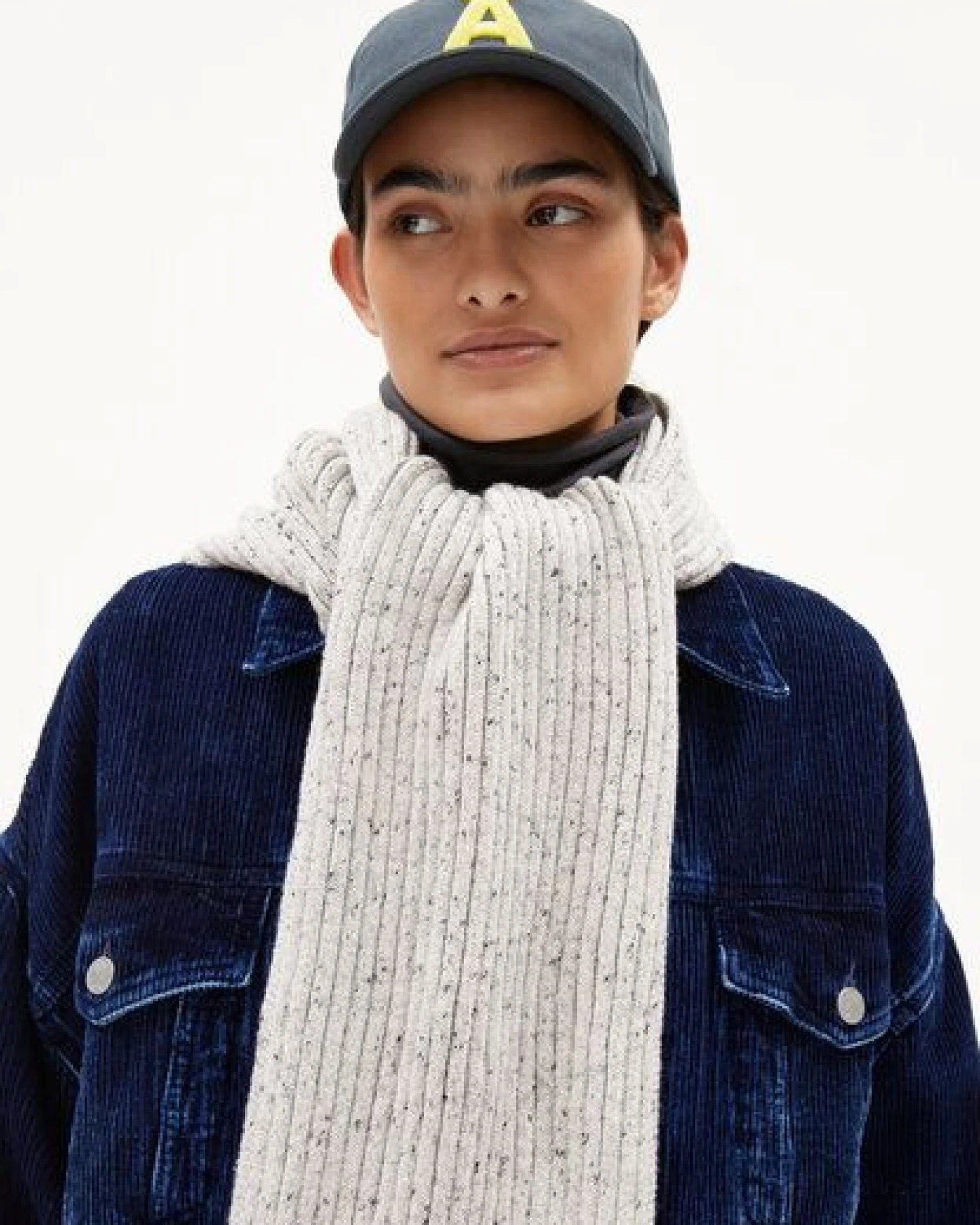 ARMEDANGELS FAARLO TWEED Unisex Schal aus recyclem Bio-Woll Mix – Ansicht 2