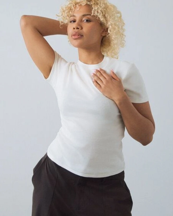 Honest Basics Damen Geripptes Slim Fit T-Shirt aus Bio- und recycelter Baumwolle