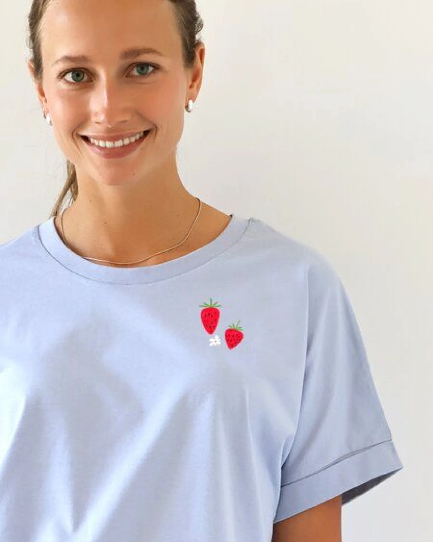 Kultgut Artdesign Biofair - Oversize Shirt/ Little Strawberrys – Ansicht 2