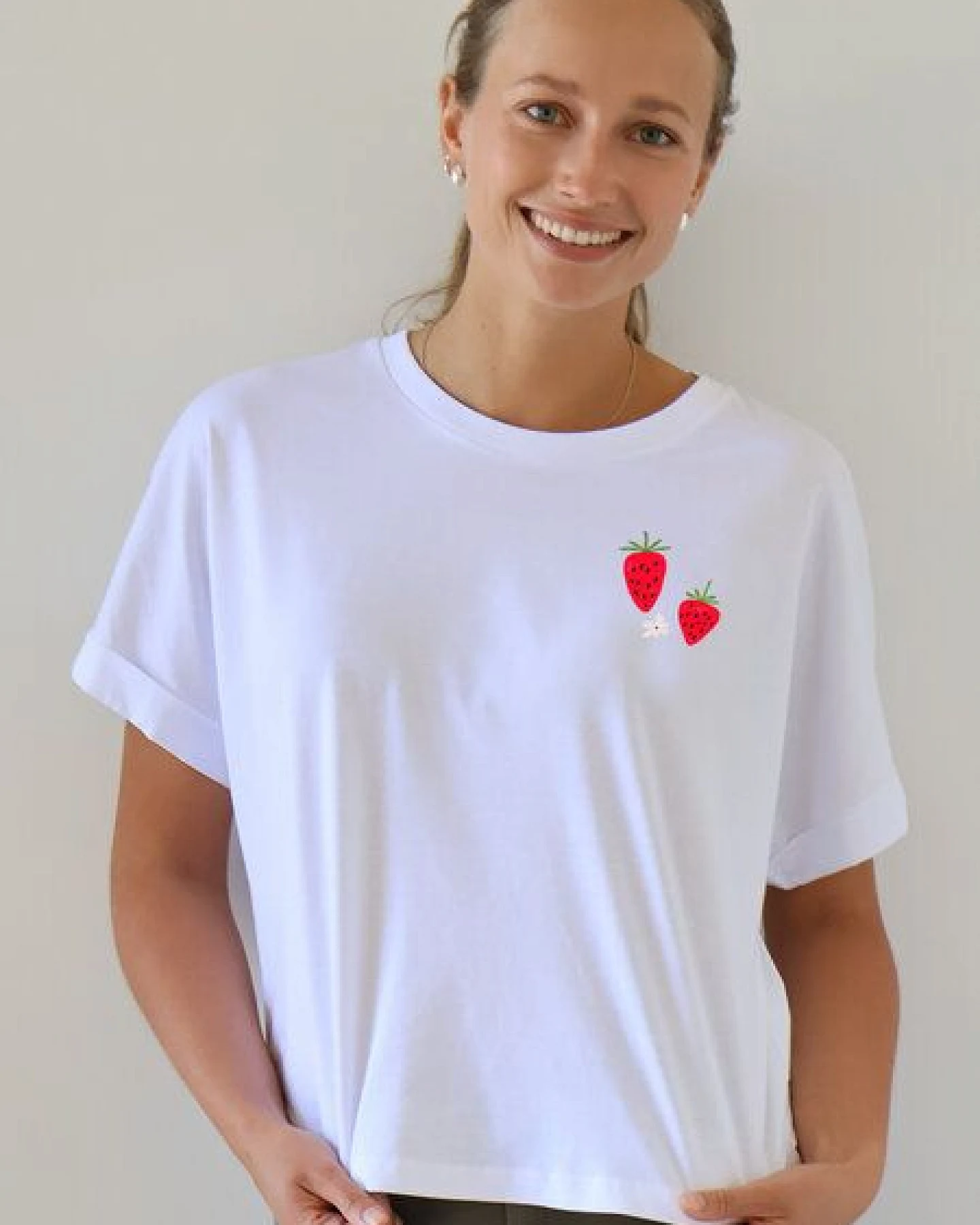 Kultgut Artdesign Biofair - Oversize Shirt/ Little Strawberrys – Ansicht 2