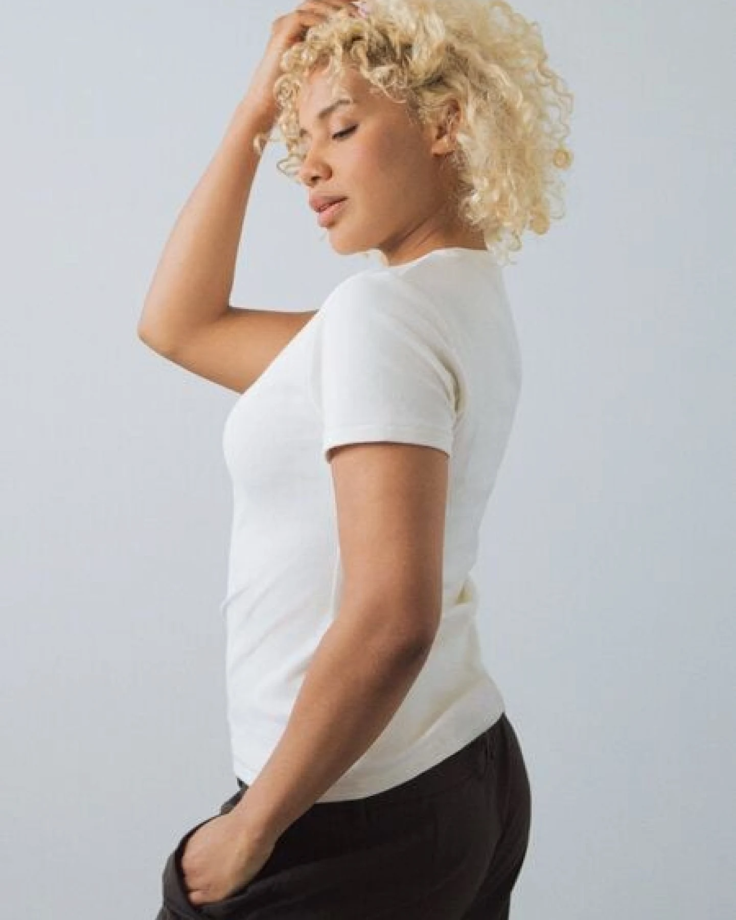 Honest Basics Damen Geripptes Slim Fit T-Shirt aus Bio- und recycelter Baumwolle – Ansicht 3