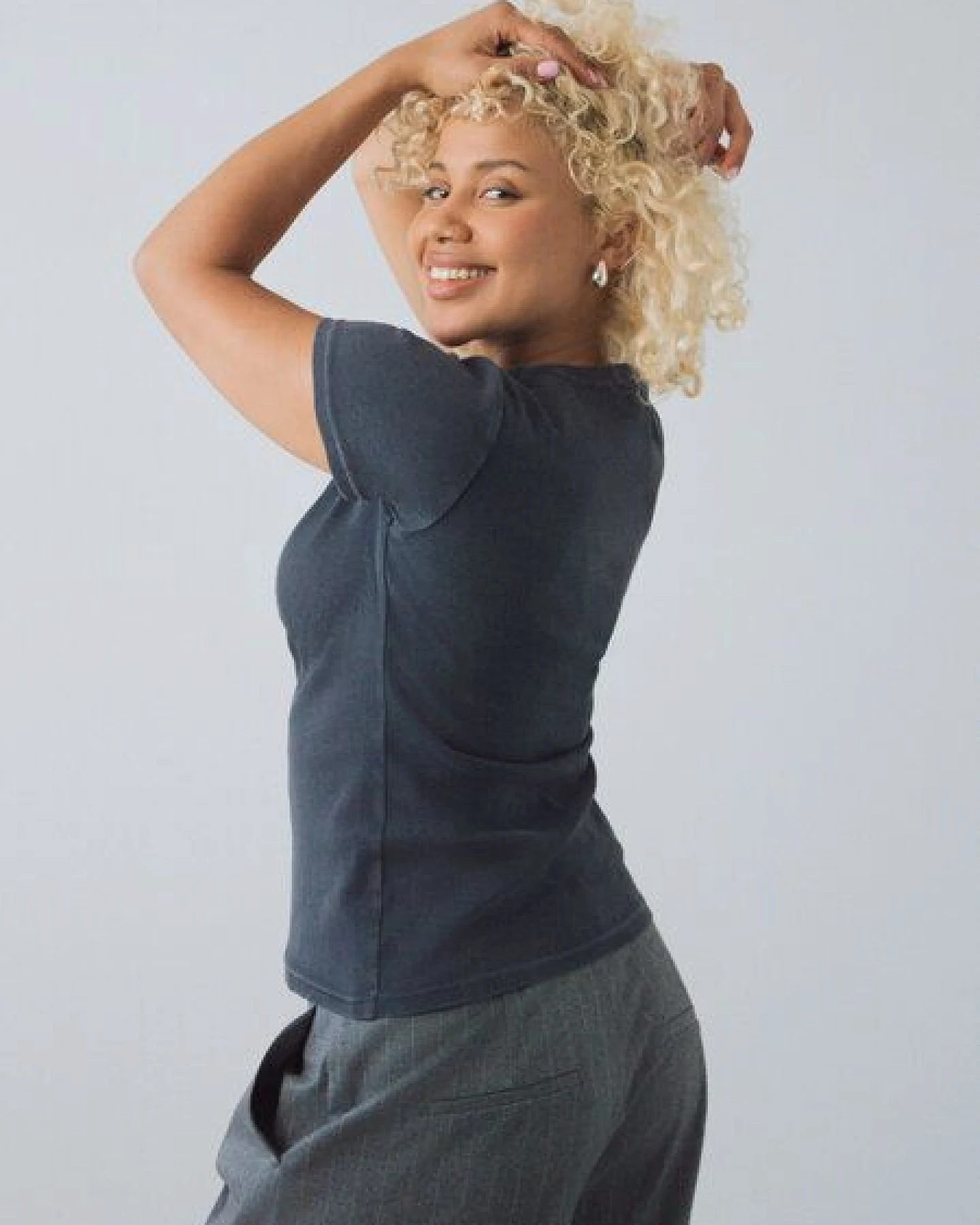 Honest Basics Damen Geripptes Slim Fit T-Shirt aus Bio- und recycelter Baumwolle – Ansicht 2