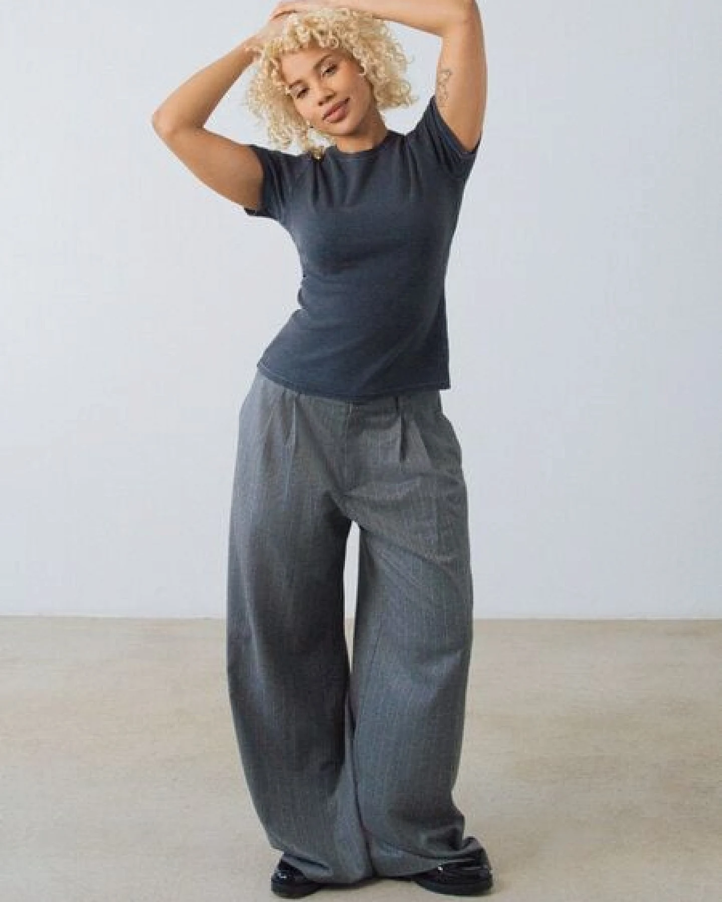 Honest Basics Damen Geripptes Slim Fit T-Shirt aus Bio- und recycelter Baumwolle – Ansicht 3