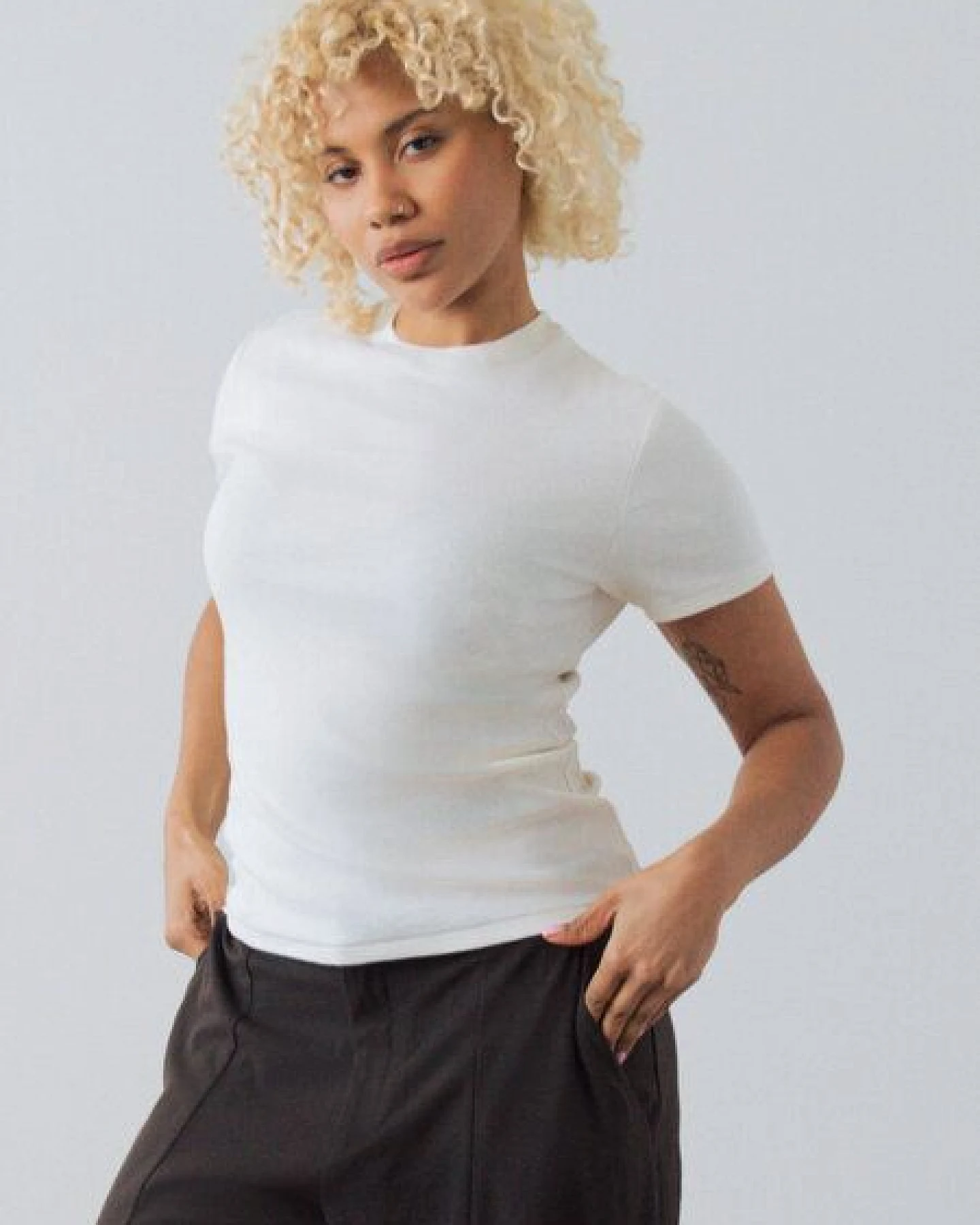 Honest Basics Damen Geripptes Slim Fit T-Shirt aus Bio- und recycelter Baumwolle – Ansicht 2