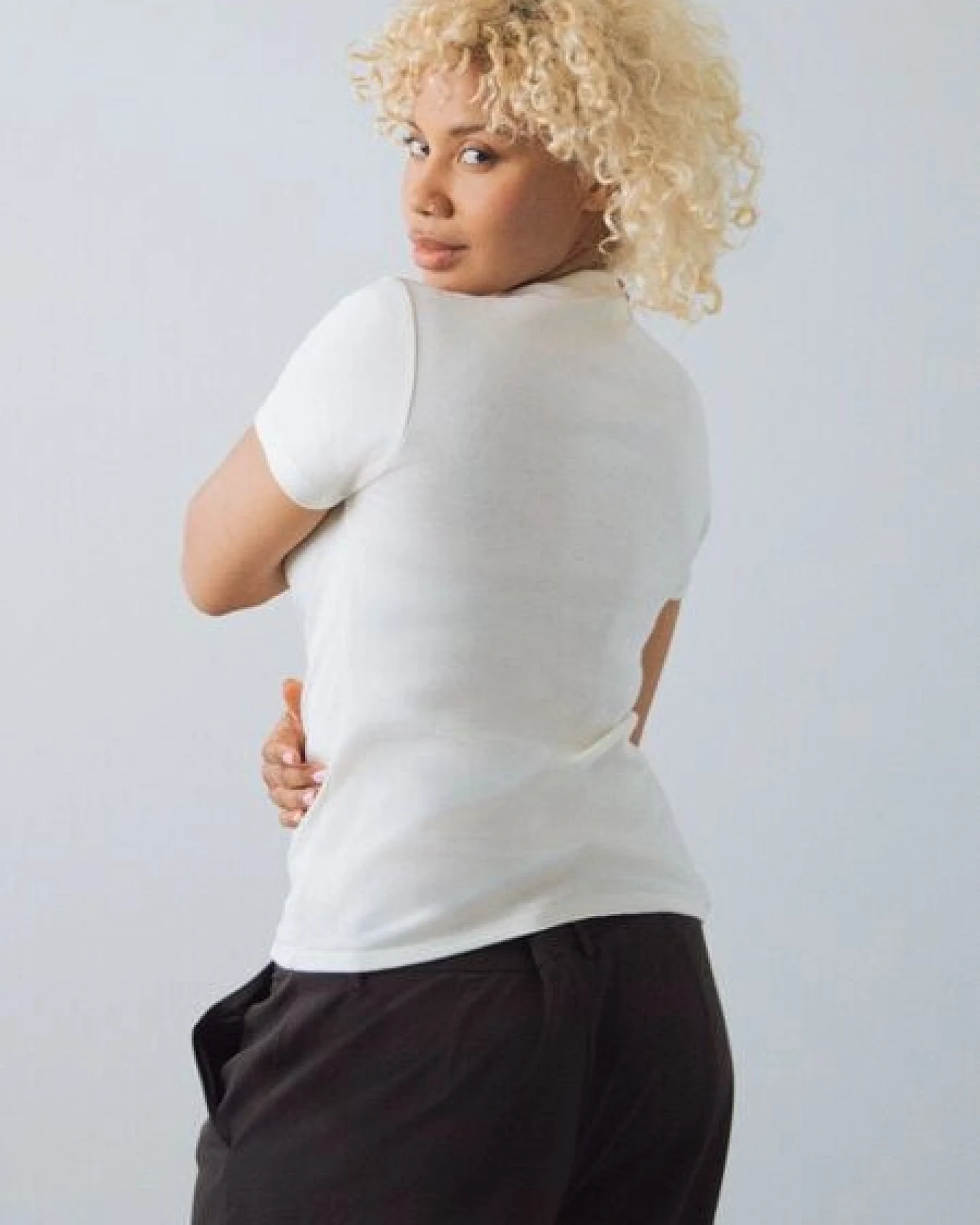 Honest Basics Damen Geripptes Slim Fit T-Shirt aus Bio- und recycelter Baumwolle – Ansicht 4