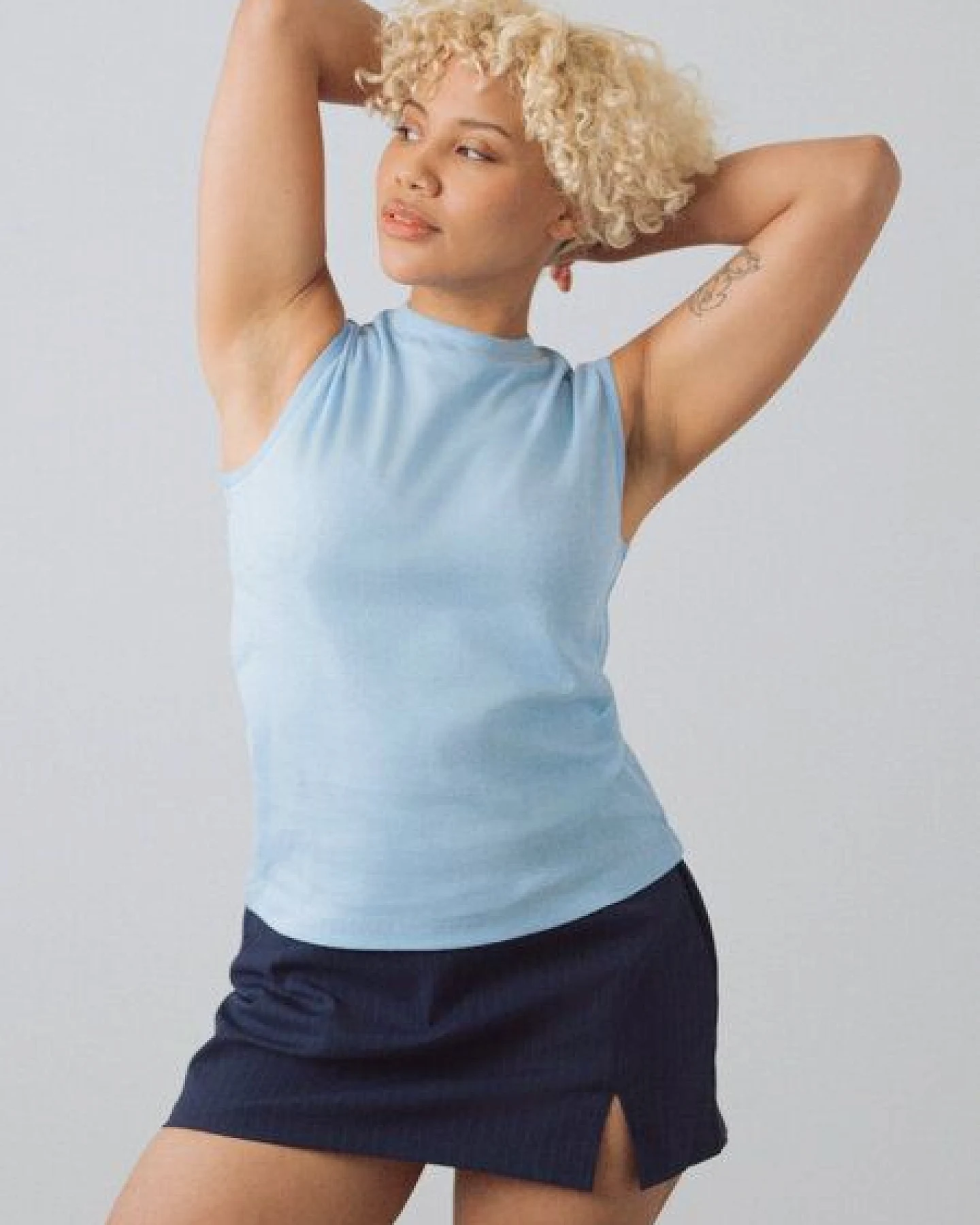Honest Basics Damen Mock-Top aus Bio- und recycelter Baumwolle – Ansicht 4