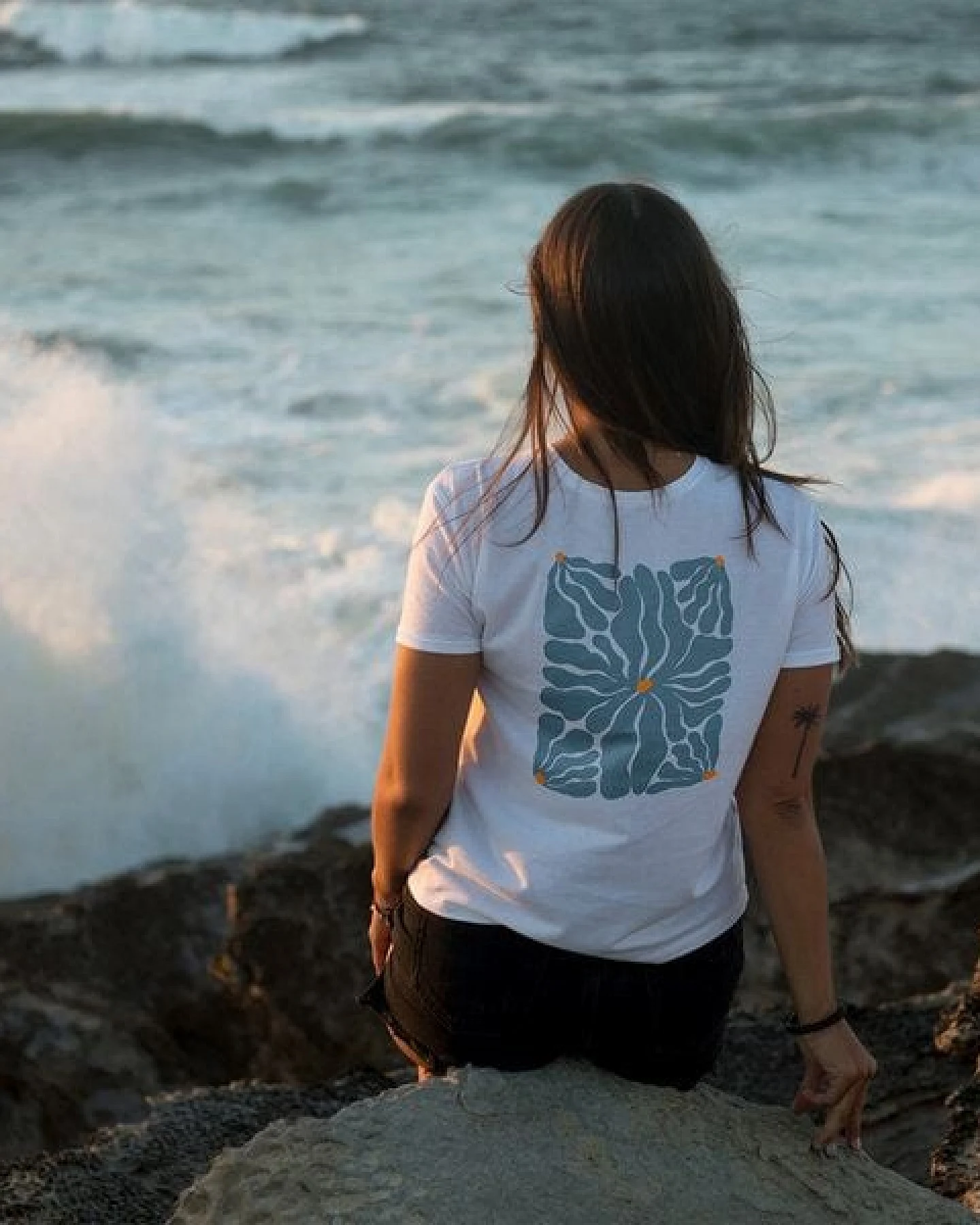 Kultgut Artdesign - Leichtes/ Weiches Shirt - 100% Biobaumwolle / Flowers Forever – Ansicht 2