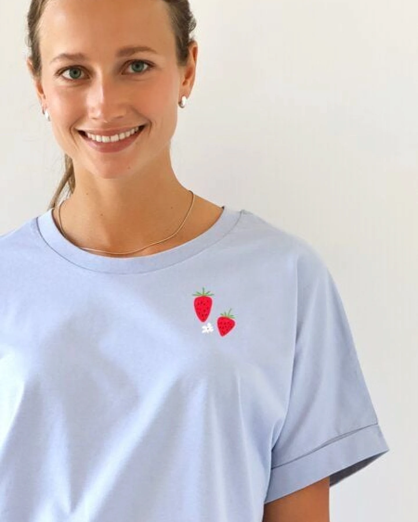Kultgut Artdesign Biofair - Oversize Shirt/ Little Strawberrys – Ansicht 2