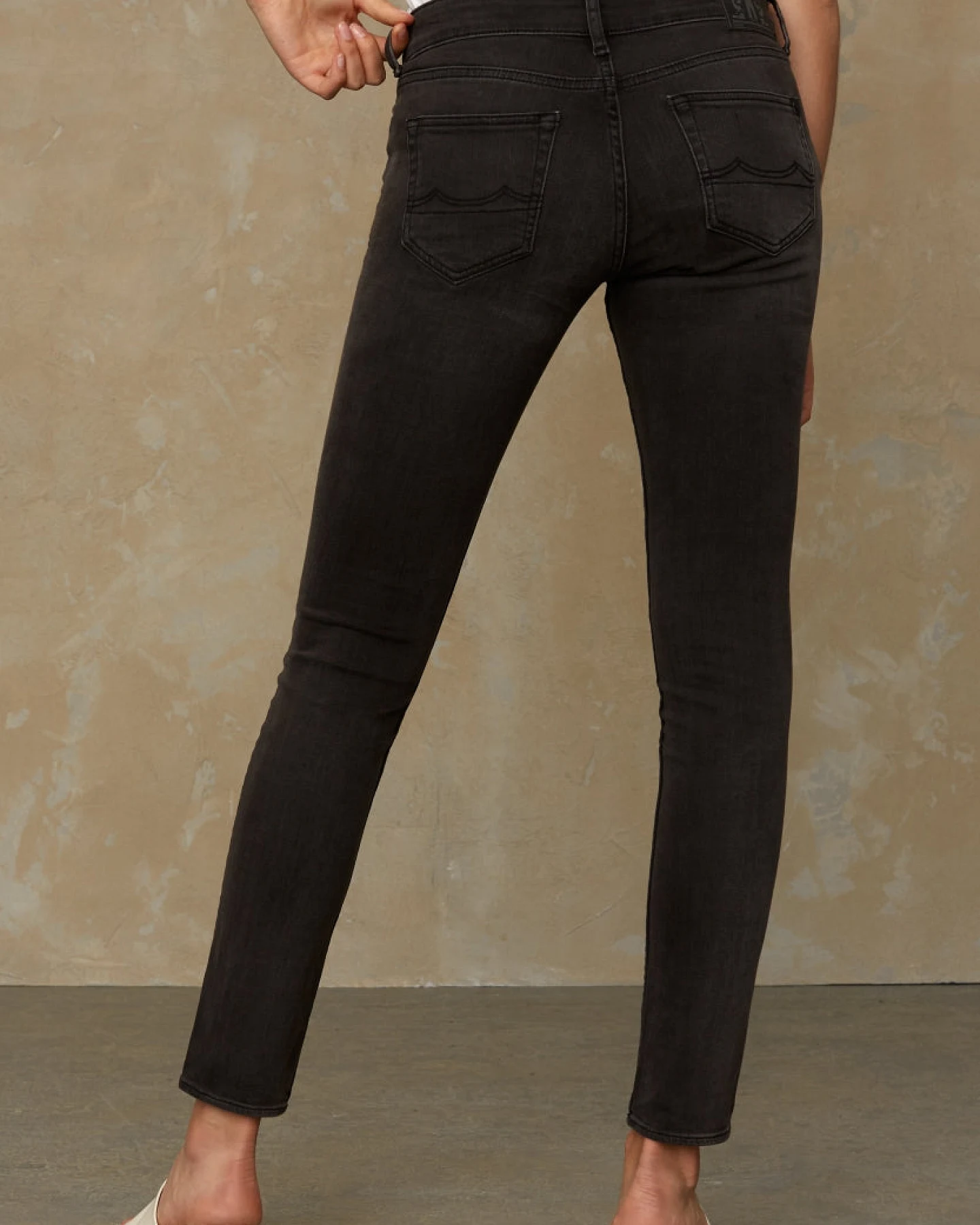 Kings of Indigo Damen vegan Jeans Juno Gorbi Schwarz Verblasst – Ansicht 2