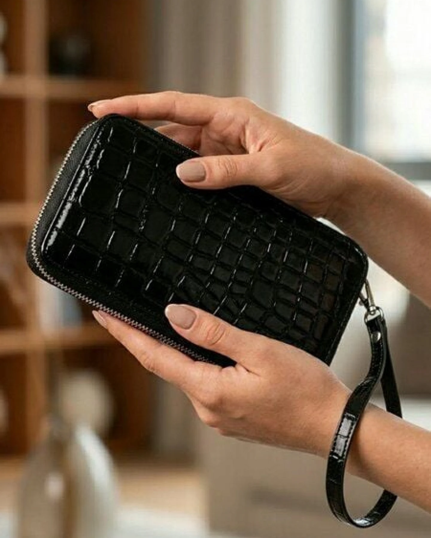 Will's Vegan Shop Große Reißverschluss-Mappen-Schwarz Patent Kroko Frauen – Ansicht 2