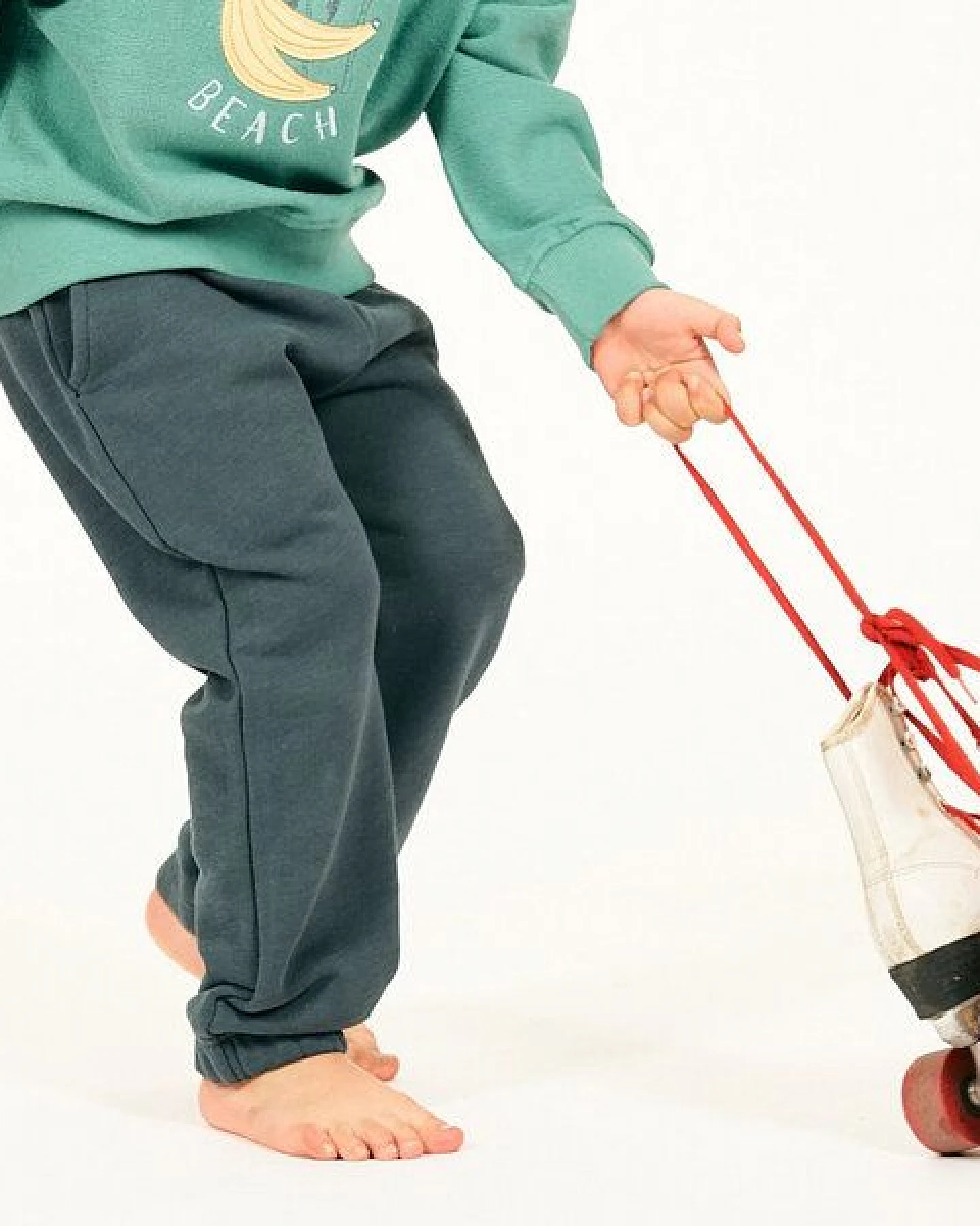 Sense Organics Sweathose für Kinder in dunklem Petrol, Modell POOKA – Ansicht 2
