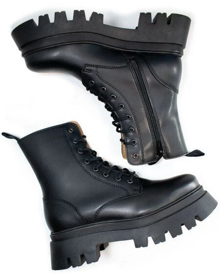 Will's Vegan Shop Track Sole 8-Eye Lace Up Stiefel Damen
