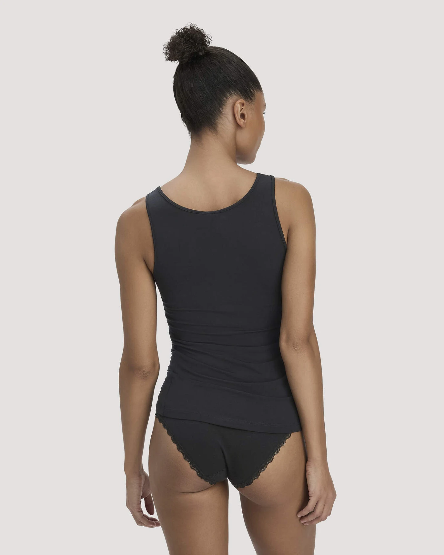 hessnatur Damen Tank Top PURE SENSE LACE aus TENCEL™ Modal - schwarz - Größe 44 – Ansicht 2
