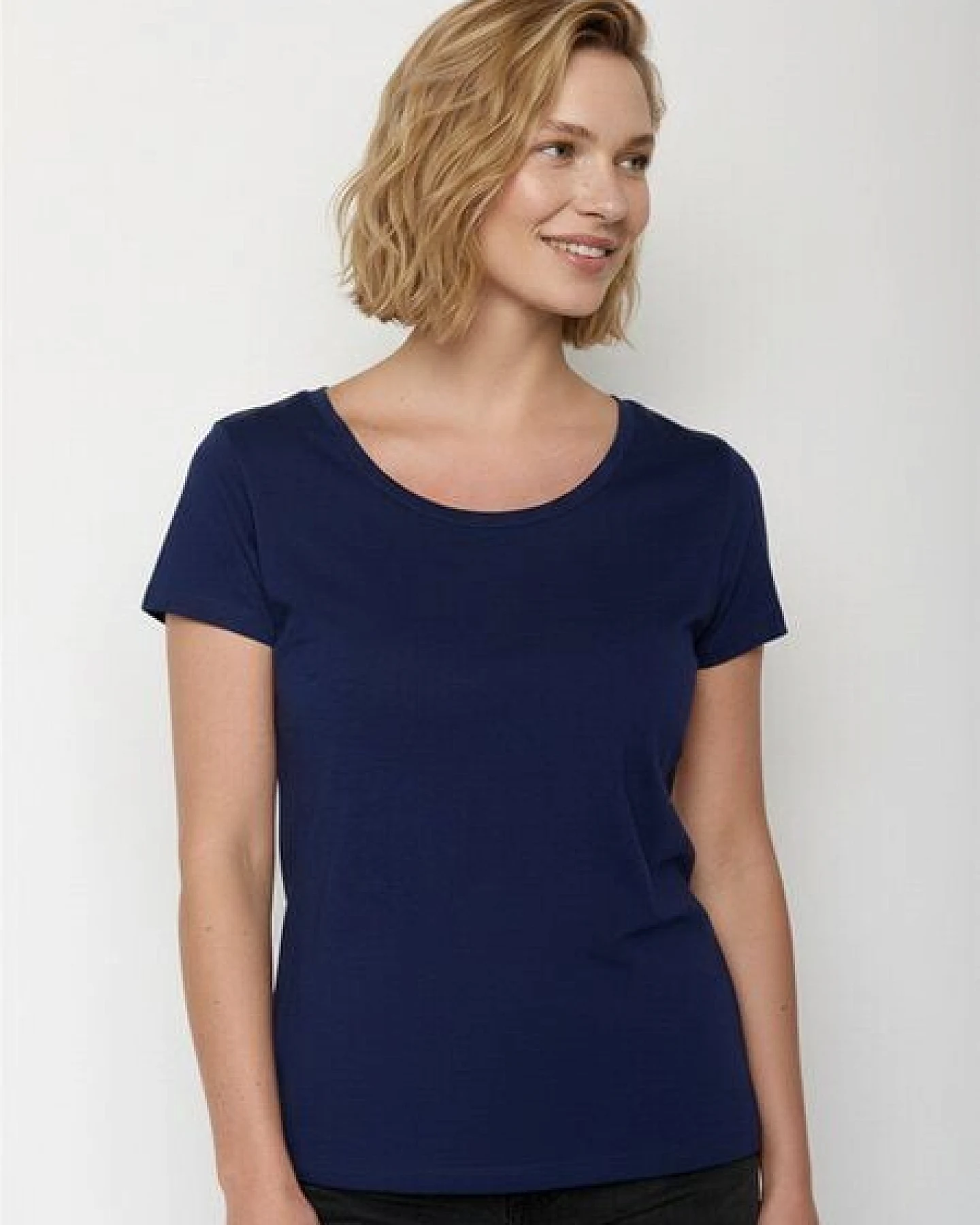 GREENBOMB Basic Loves - Sportliches T-Shirt aus Bio-Baumwolle / GOTS / Fair & Vegan – Ansicht 2