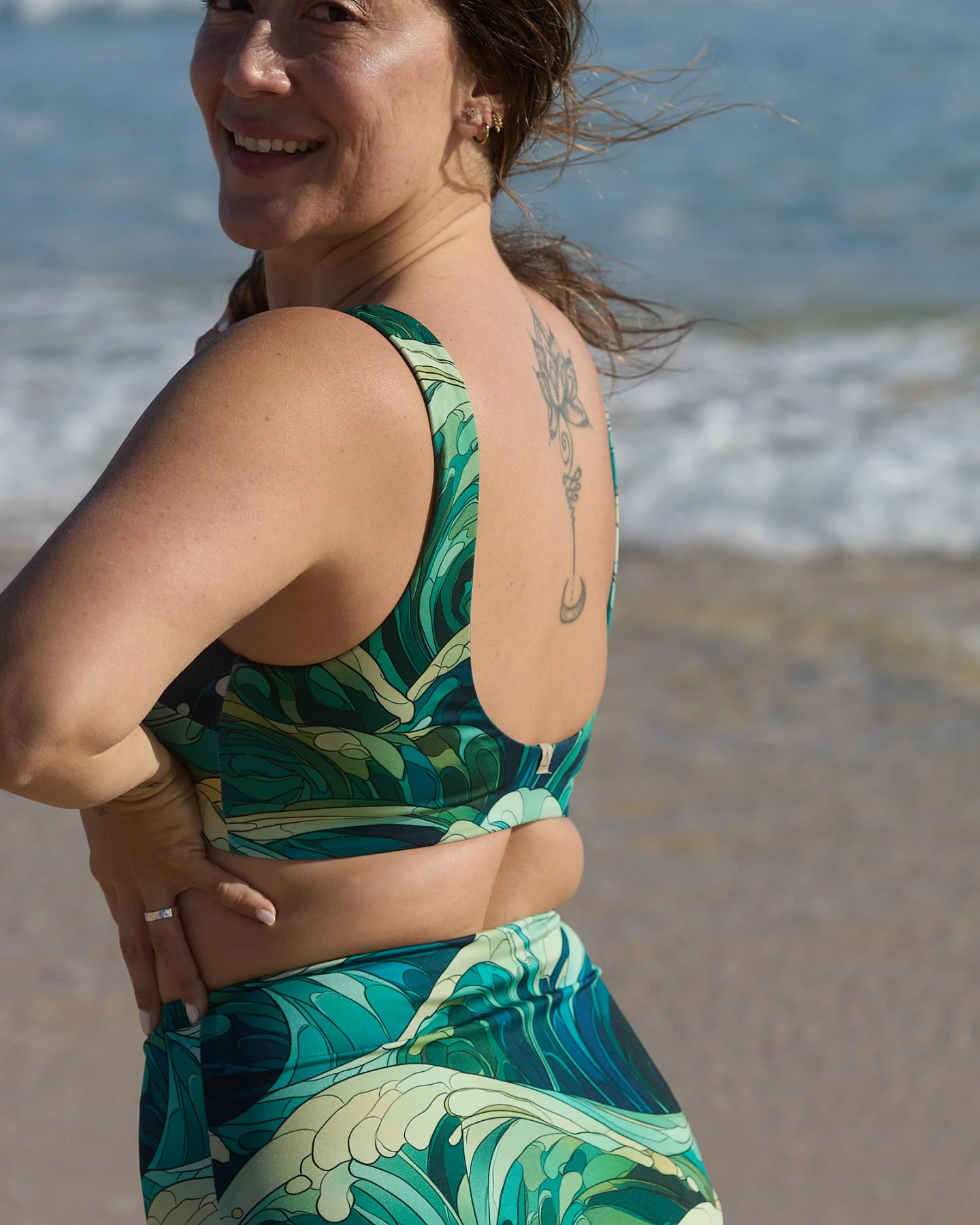 Inaska Damen vegan Wendbares Bikini-Oberteil Pure Wave In Petrol – Ansicht 2