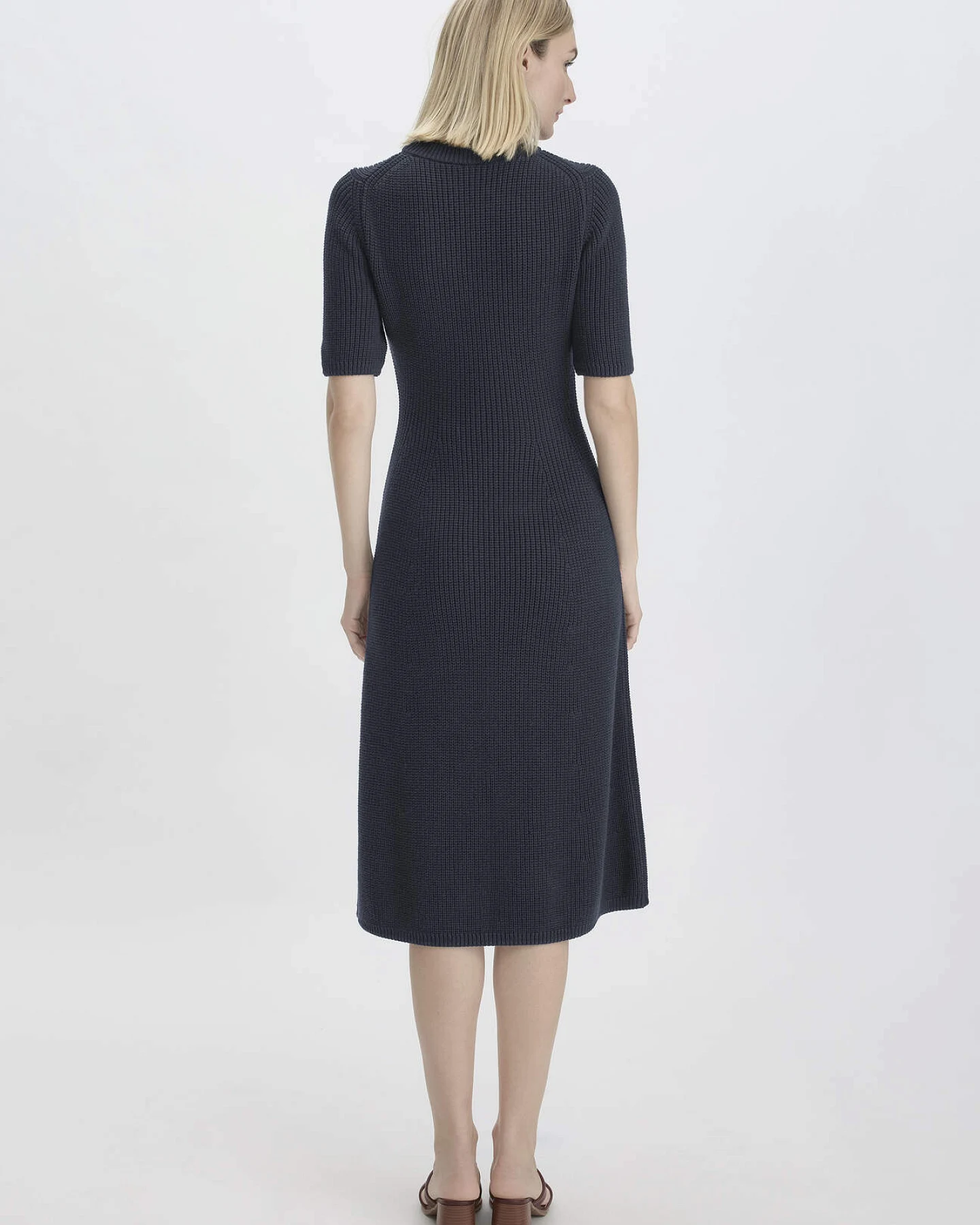 hessnatur Damen Strick Kleid Midi Slim aus Bio-Baumwolle - blau - Größe M – Ansicht 2