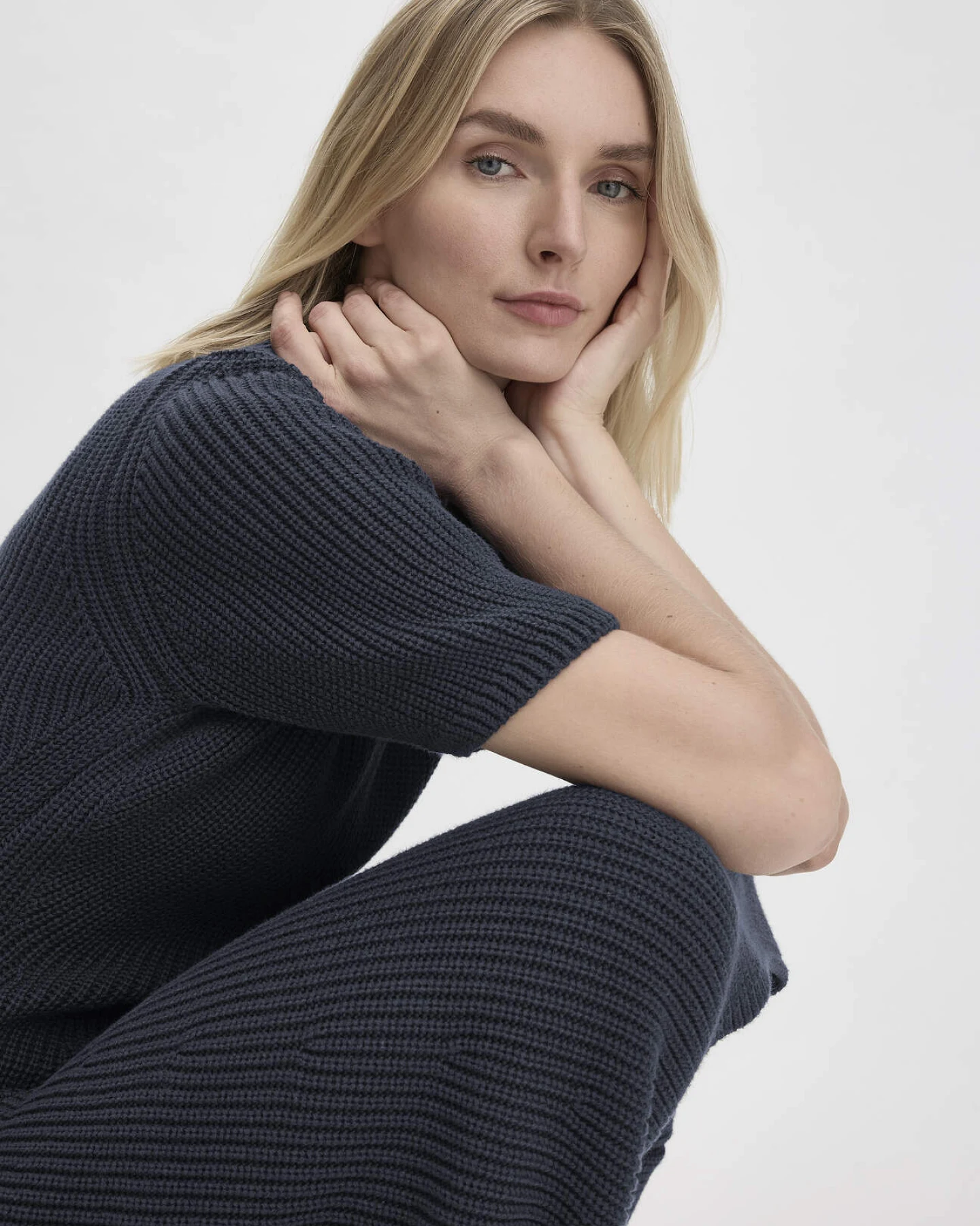 hessnatur Damen Strick Kleid Midi Slim aus Bio-Baumwolle - blau - Größe XS – Ansicht 4