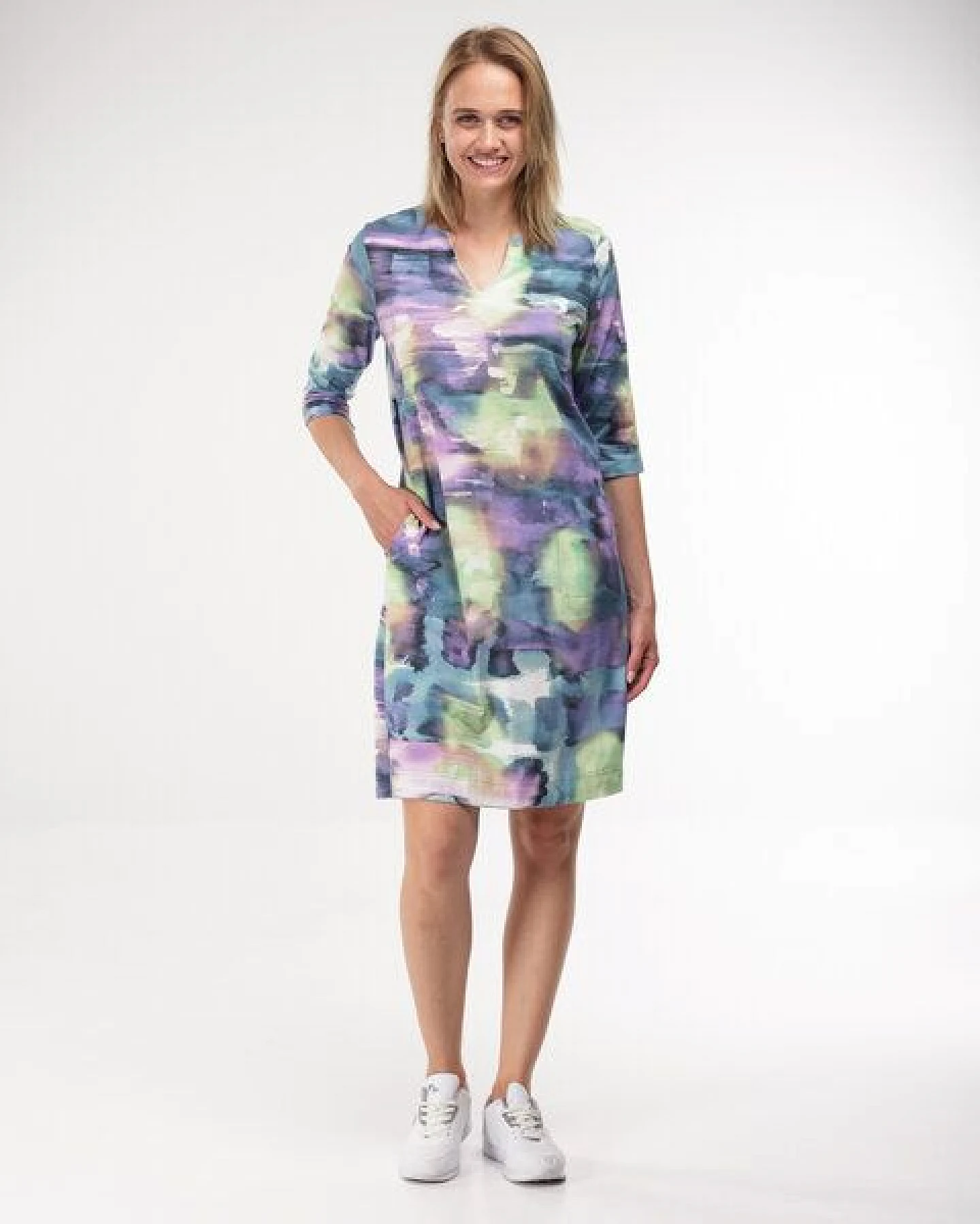 Alma & Lovis Lockeres Sommerkleid mit Art Print aus Bio-Baumwolle – Ansicht 2