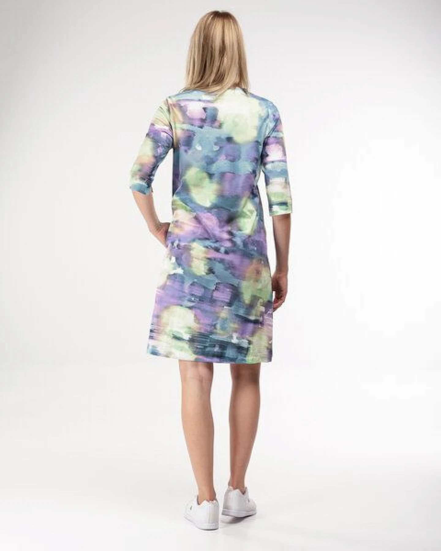 Alma & Lovis Lockeres Sommerkleid mit Art Print aus Bio-Baumwolle – Ansicht 4
