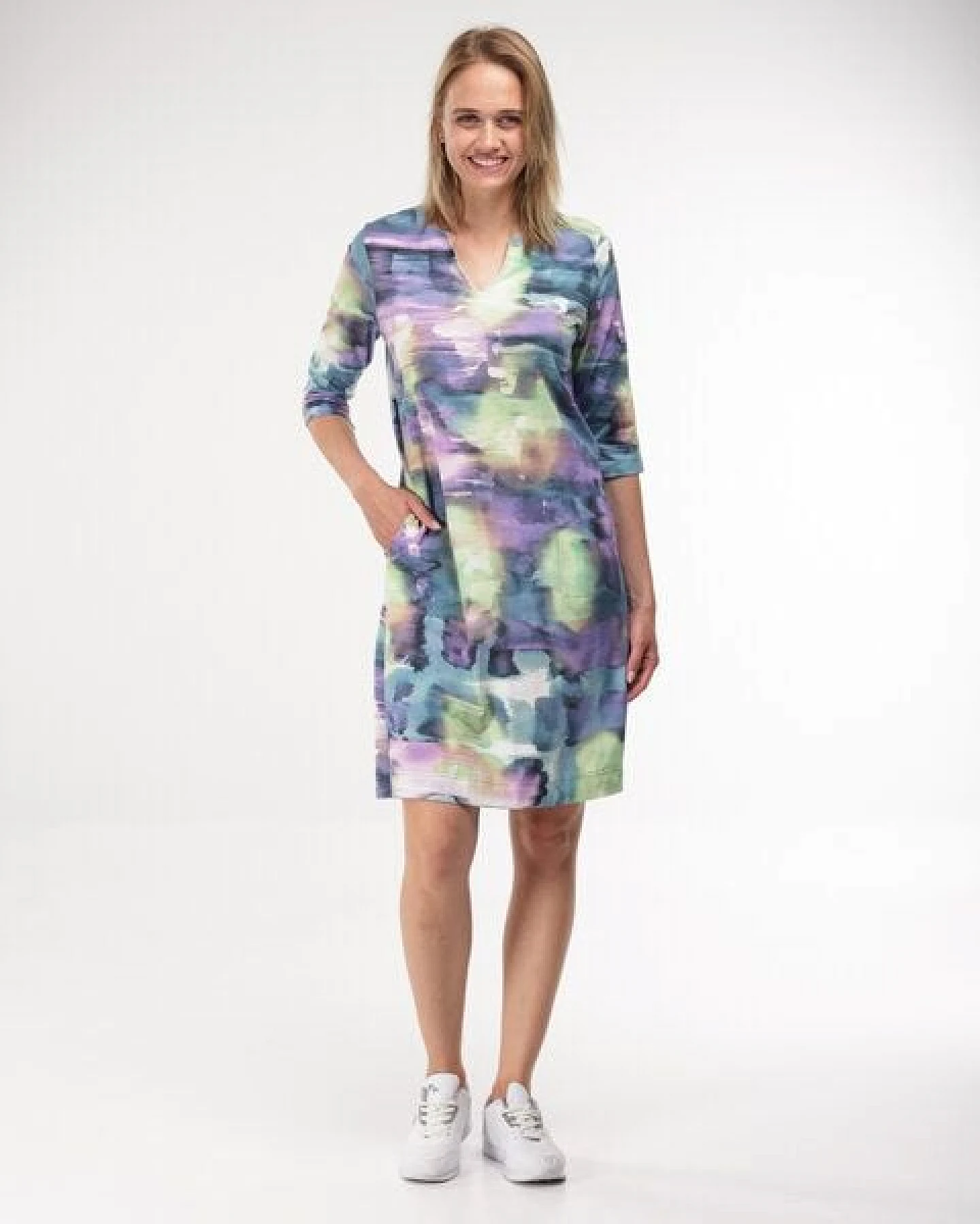 Alma & Lovis Lockeres Sommerkleid mit Art Print aus Bio-Baumwolle – Ansicht 2