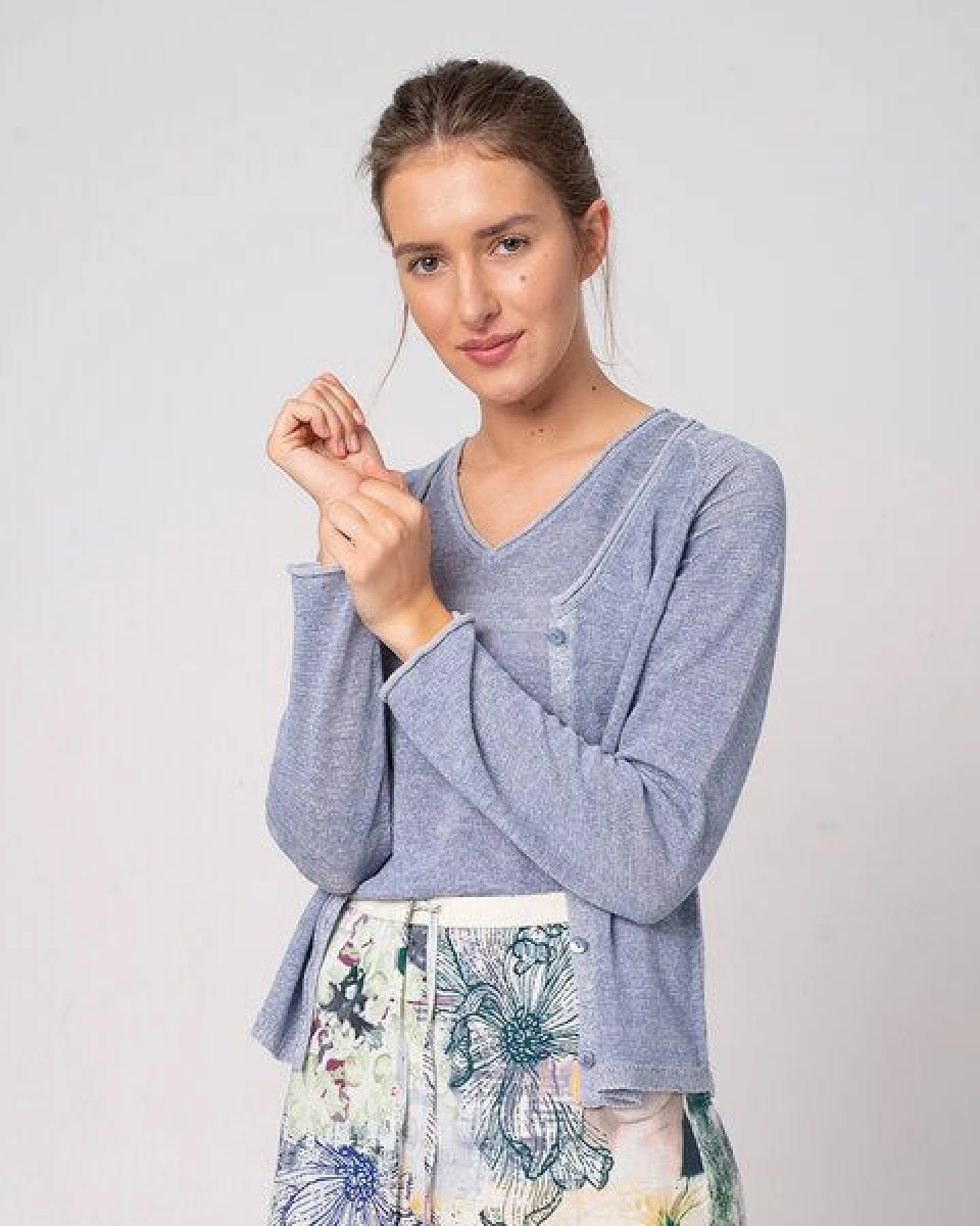 Alma & Lovis Strickjacke aus Bio-Baumwolle und Leinen – Ansicht 2