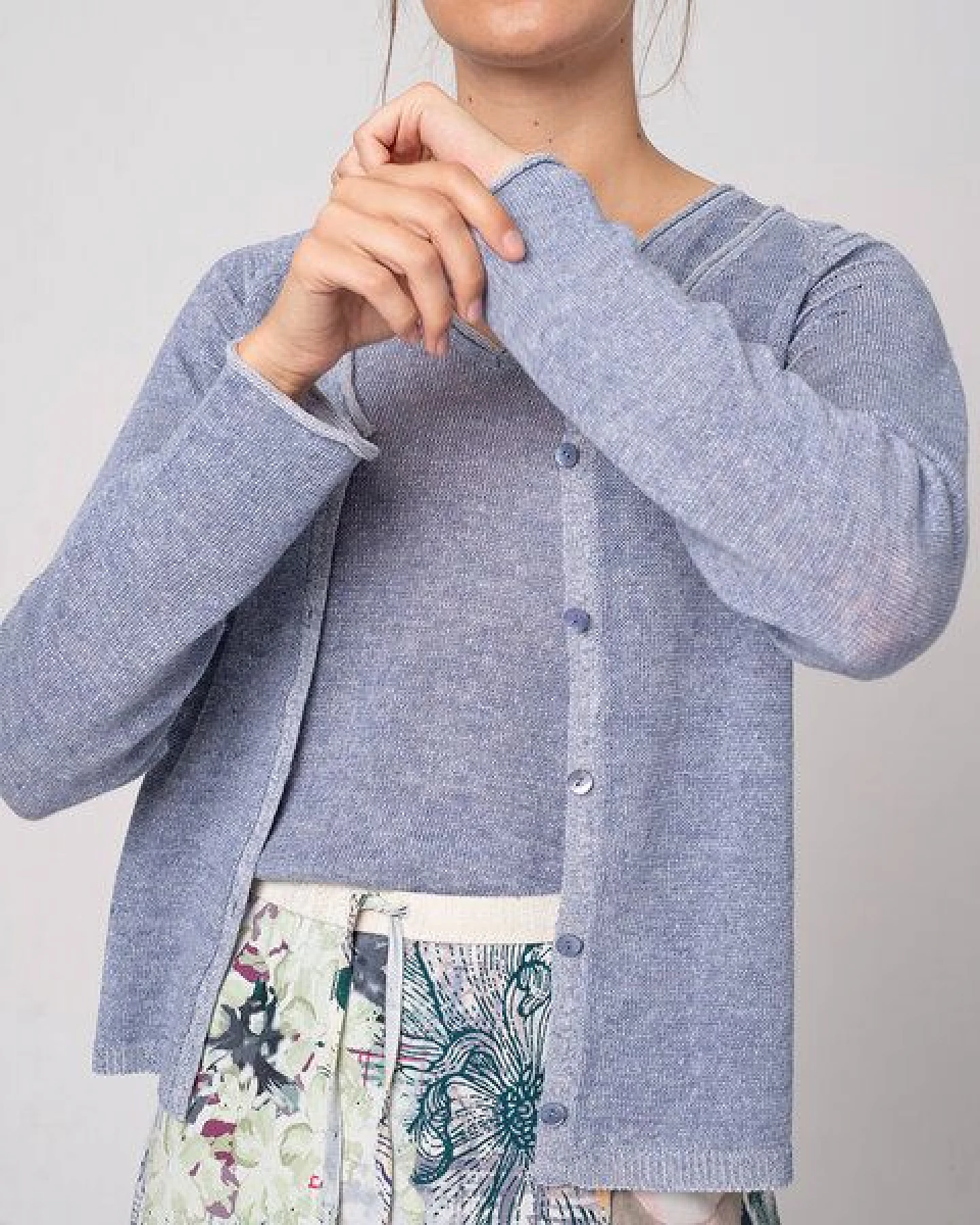Alma & Lovis Strickjacke aus Bio-Baumwolle und Leinen – Ansicht 3