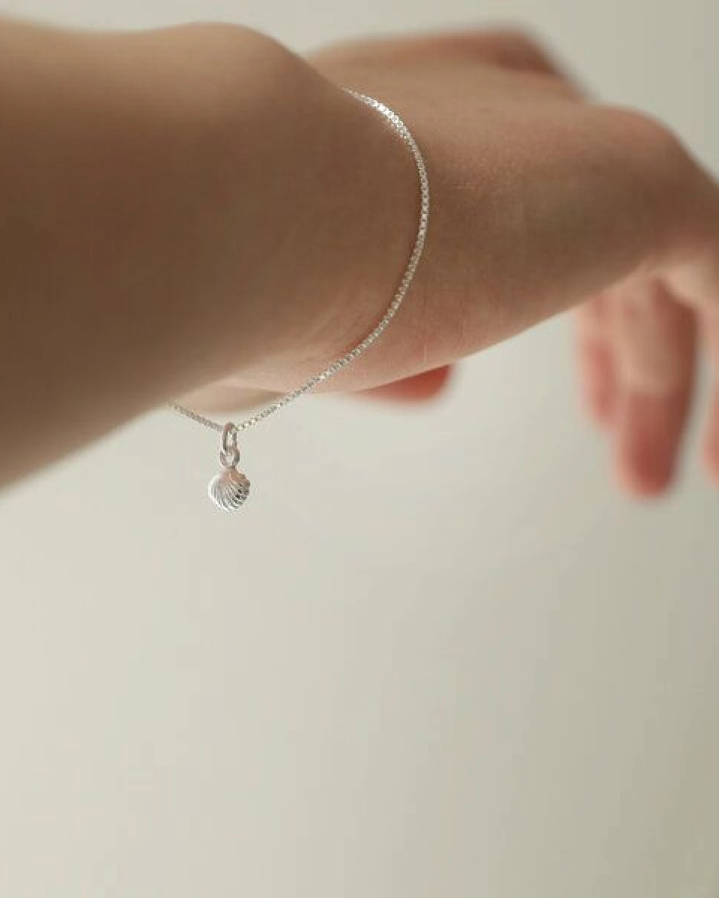 BELLYBIRD Jewellery Armband - kleine Muschel, Anhänger/ Silber/ Silber vergoldet – Ansicht 4