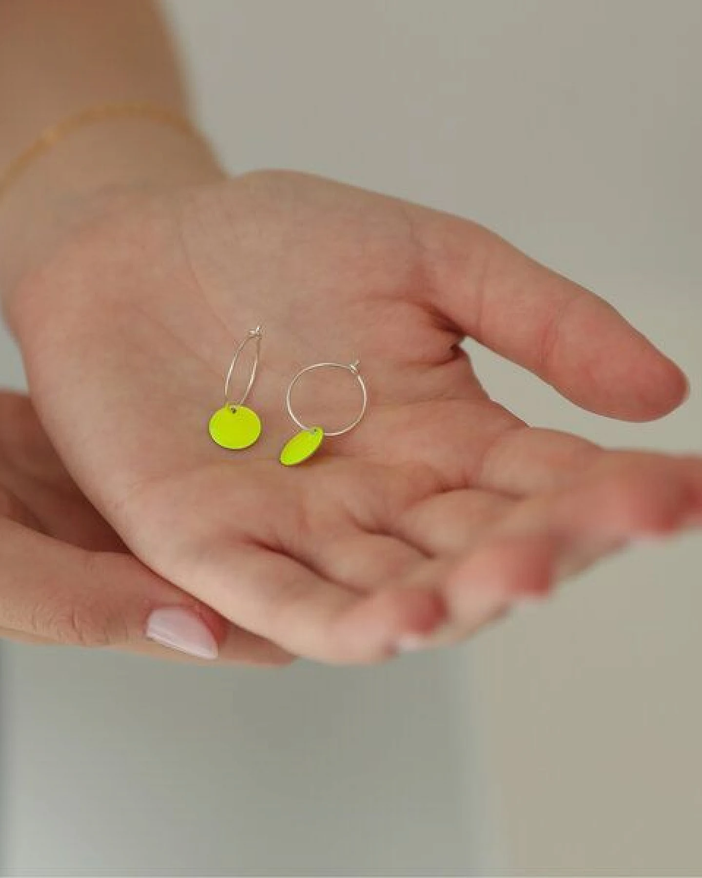BELLYBIRD Jewellery Ohrringe - emailliertes Plättchen, Anhänger aus Silber mit Emaille – Ansicht 4