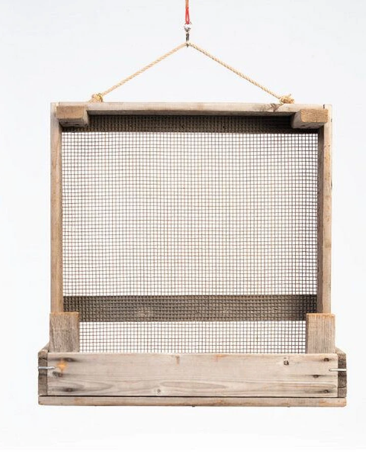 Die Stadtgärtner Upcycling Gartenregal aus rustikalem Zwiebelsieb (50 x 26,5 x 51 cm)