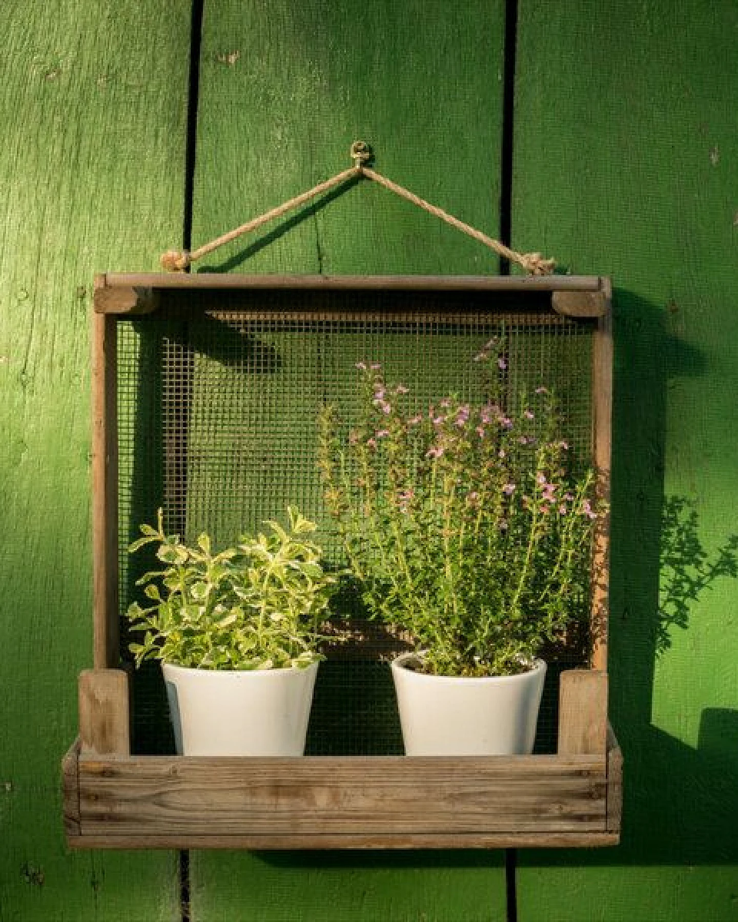 Die Stadtgärtner Upcycling Gartenregal aus rustikalem Zwiebelsieb (50 x 26,5 x 51 cm) – Ansicht 3