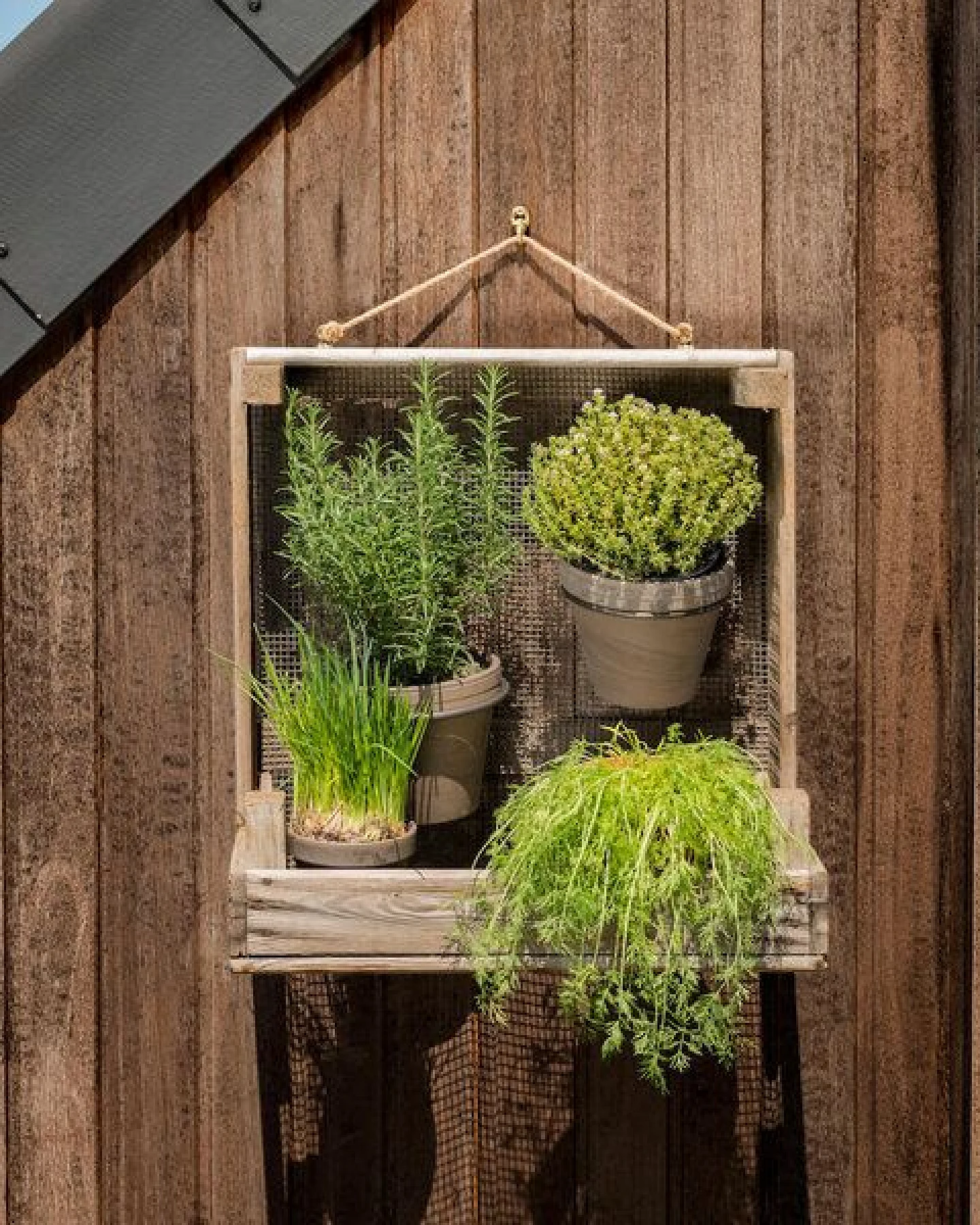 Die Stadtgärtner Upcycling Gartenregal aus rustikalem Zwiebelsieb (50 x 26,5 x 51 cm) – Ansicht 4