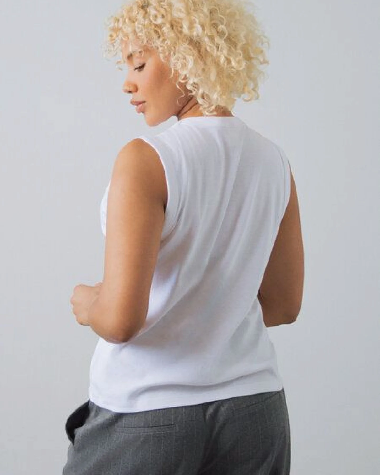 Honest Basics Damen Straight Fit Tanktop aus Bio- und recycelter Baumwolle – Ansicht 4