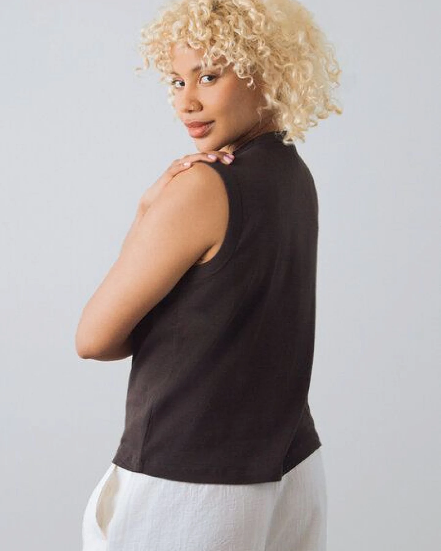 Honest Basics Damen Straight Fit Tanktop aus Bio- und recycelter Baumwolle – Ansicht 4