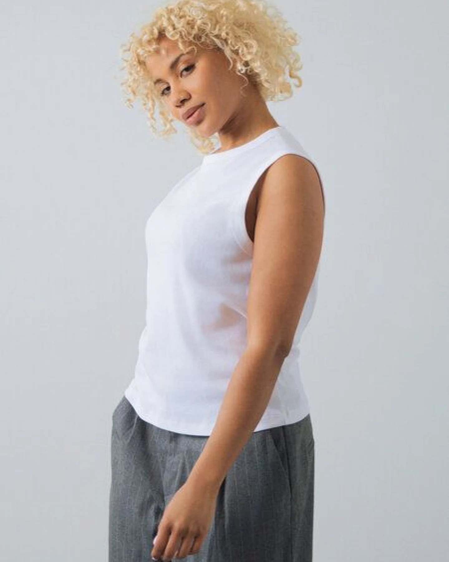 Honest Basics Damen Straight Fit Tanktop aus Bio- und recycelter Baumwolle – Ansicht 2