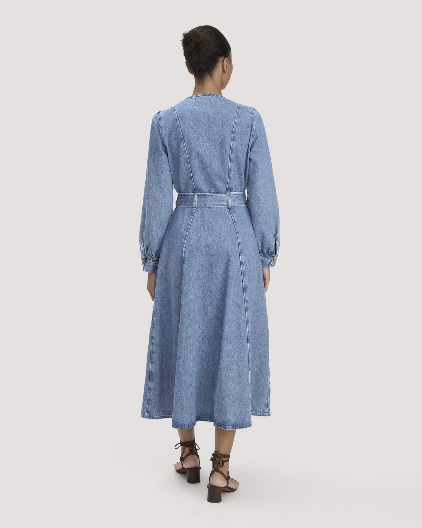 hessnatur Damen Jeanskleid Regular Midi aus Bio-Baumwolle und TENCEL™ Lyocell - blau - Größe 46 – Ansicht 2