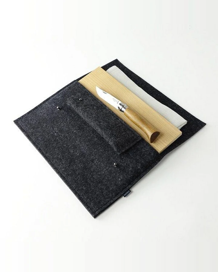 matilda k. manufaktur Brotzeit-Set bestehend aus Wollfilz-Tasche komplett mit Kirschholz-Schneidbrett , Opinel-Messer und Leintuch