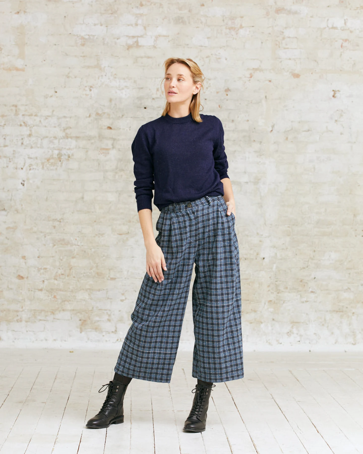 Jyoti - Fair Works Damen vegan Culotte AWAsi Karos Dunkelblau – Ansicht 2