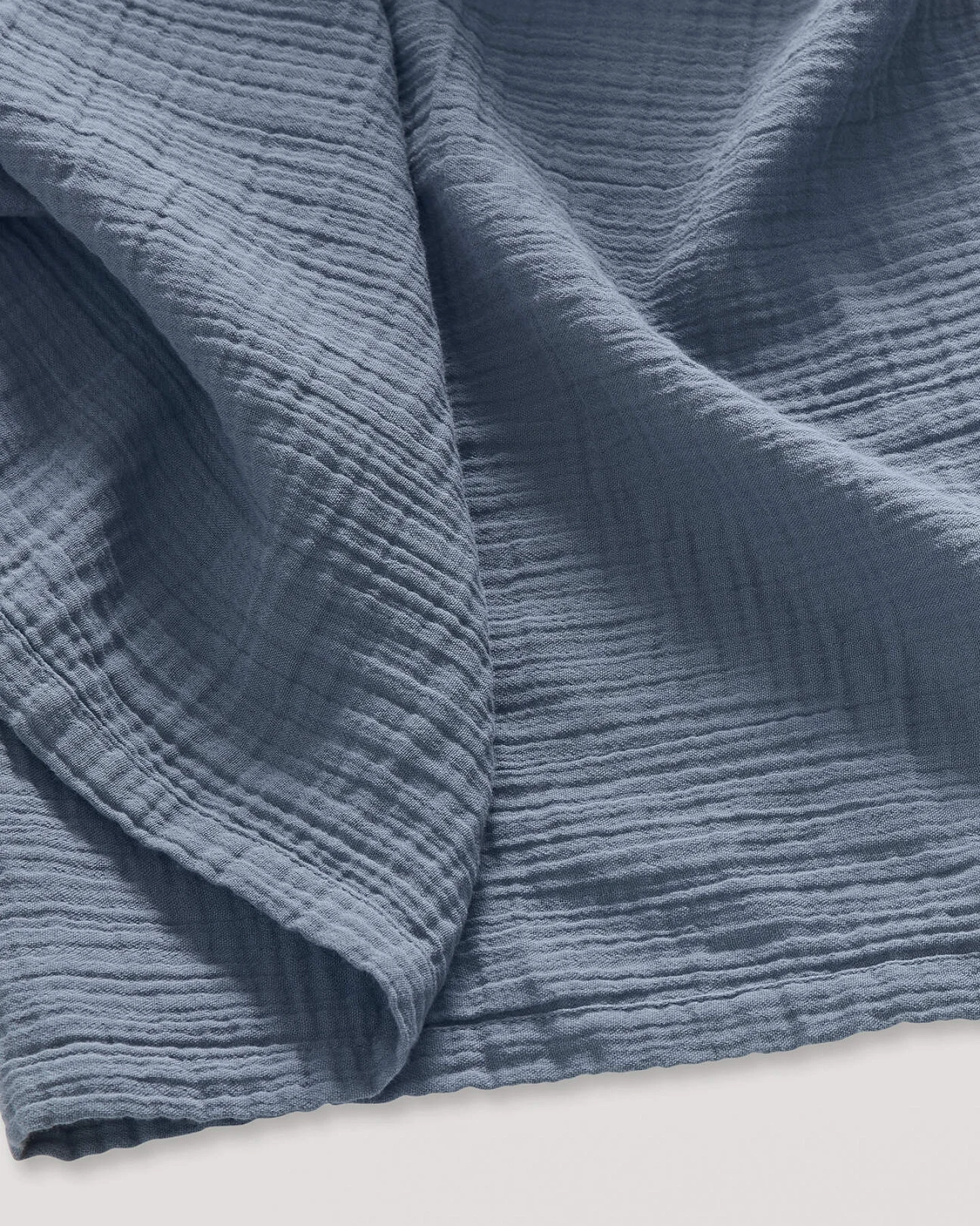 hessnatur Musselin-Decke aus Bio-Baumwolle - blau - Größe 180x230 cm – Ansicht 2