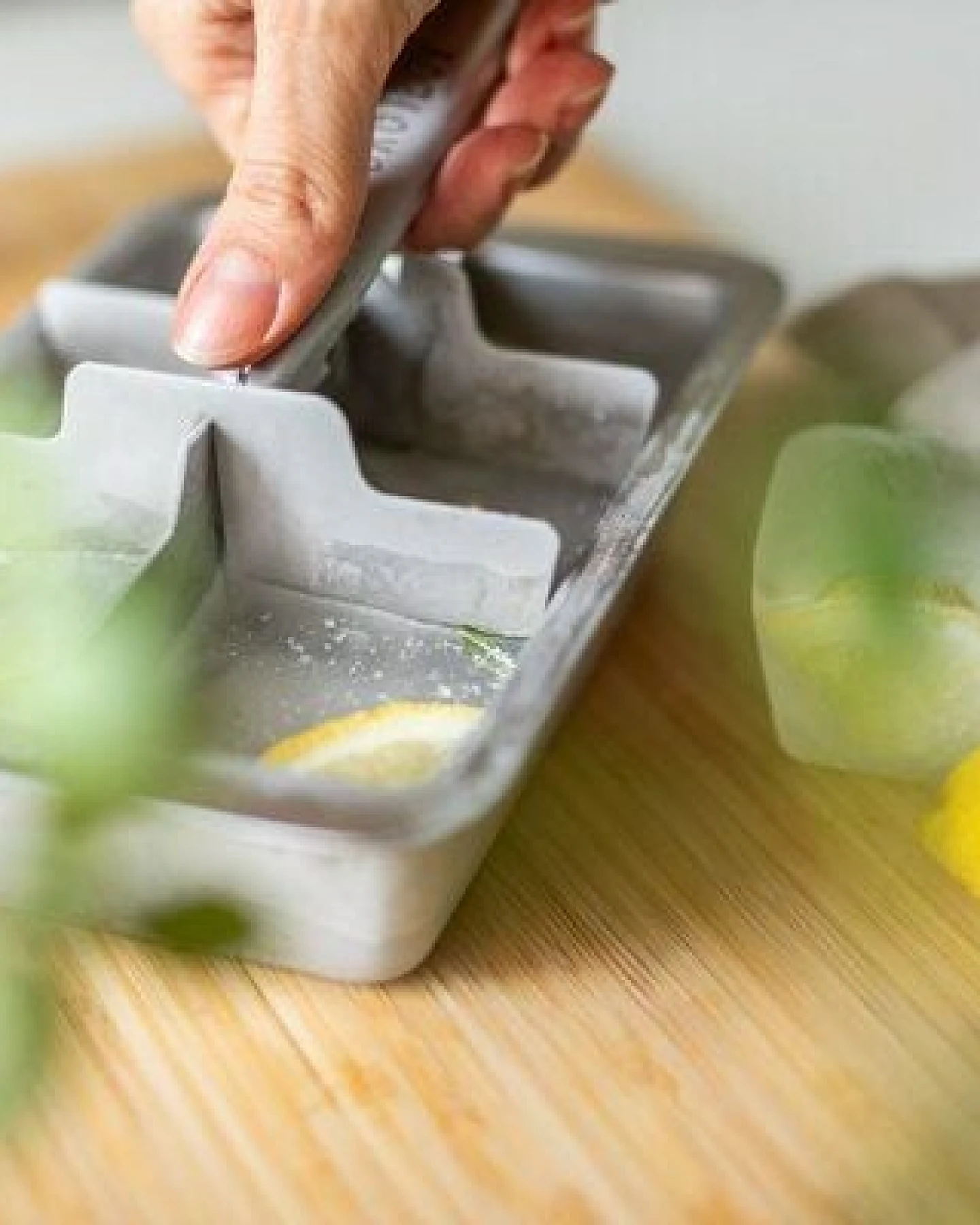 ECO Brotbox ECO Ice Cuber Giant - Eiswürfelform aus Edelstahl für große Eiswürfel – Ansicht 4