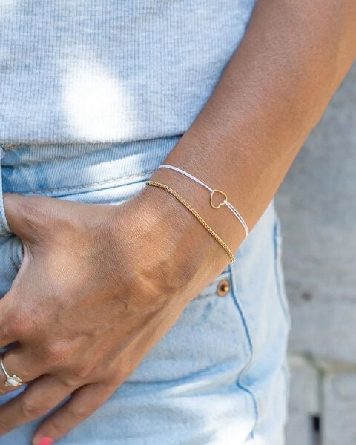 juni Armband Set schwarz oder weiß - Herzarmband mit Goldarmband - hergestellt in Deutschland aus recyceltem Gold und Silber – Ansicht 3