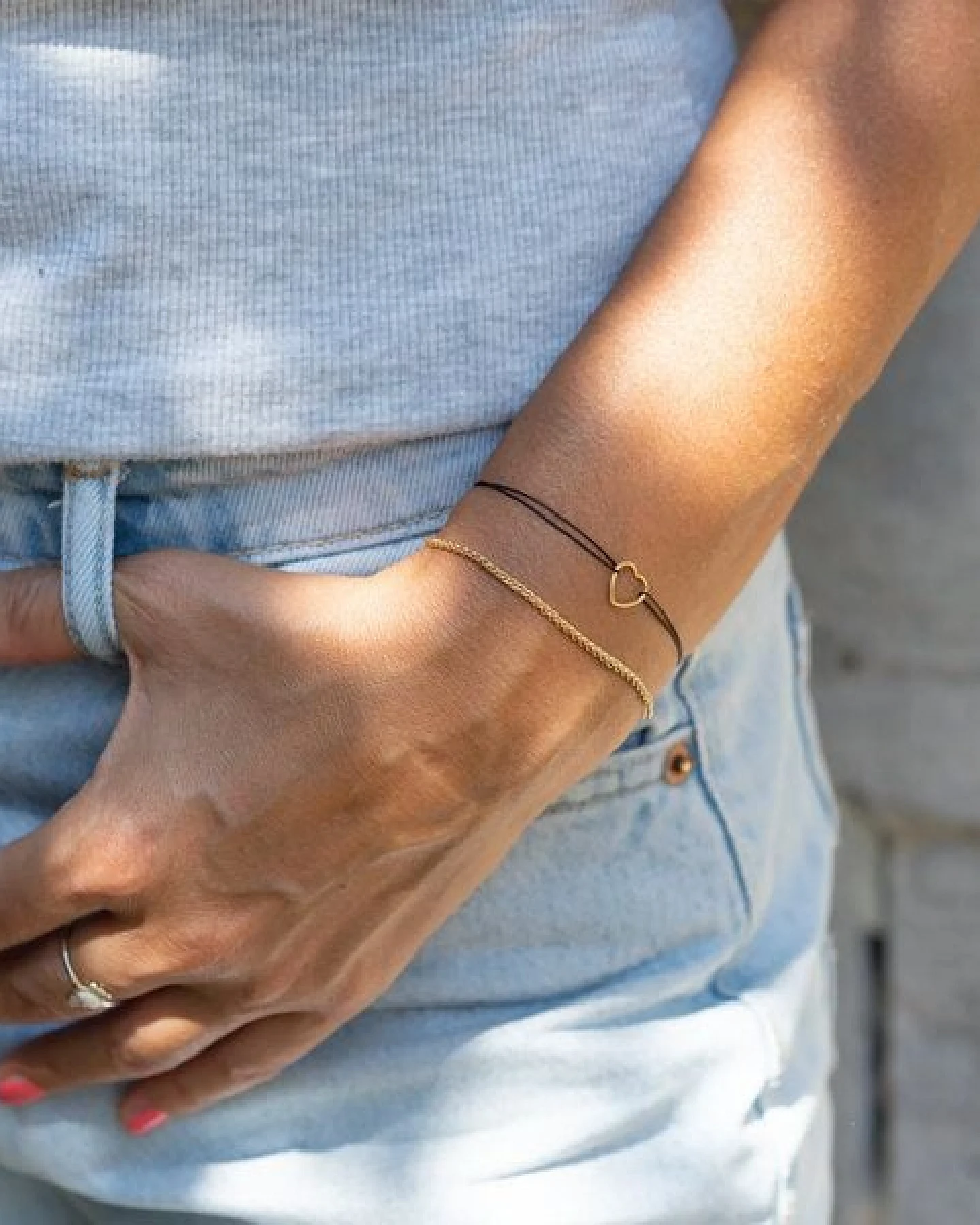 juni Armband Set schwarz oder weiß - Herzarmband mit Goldarmband - hergestellt in Deutschland aus recyceltem Gold und Silber – Ansicht 3
