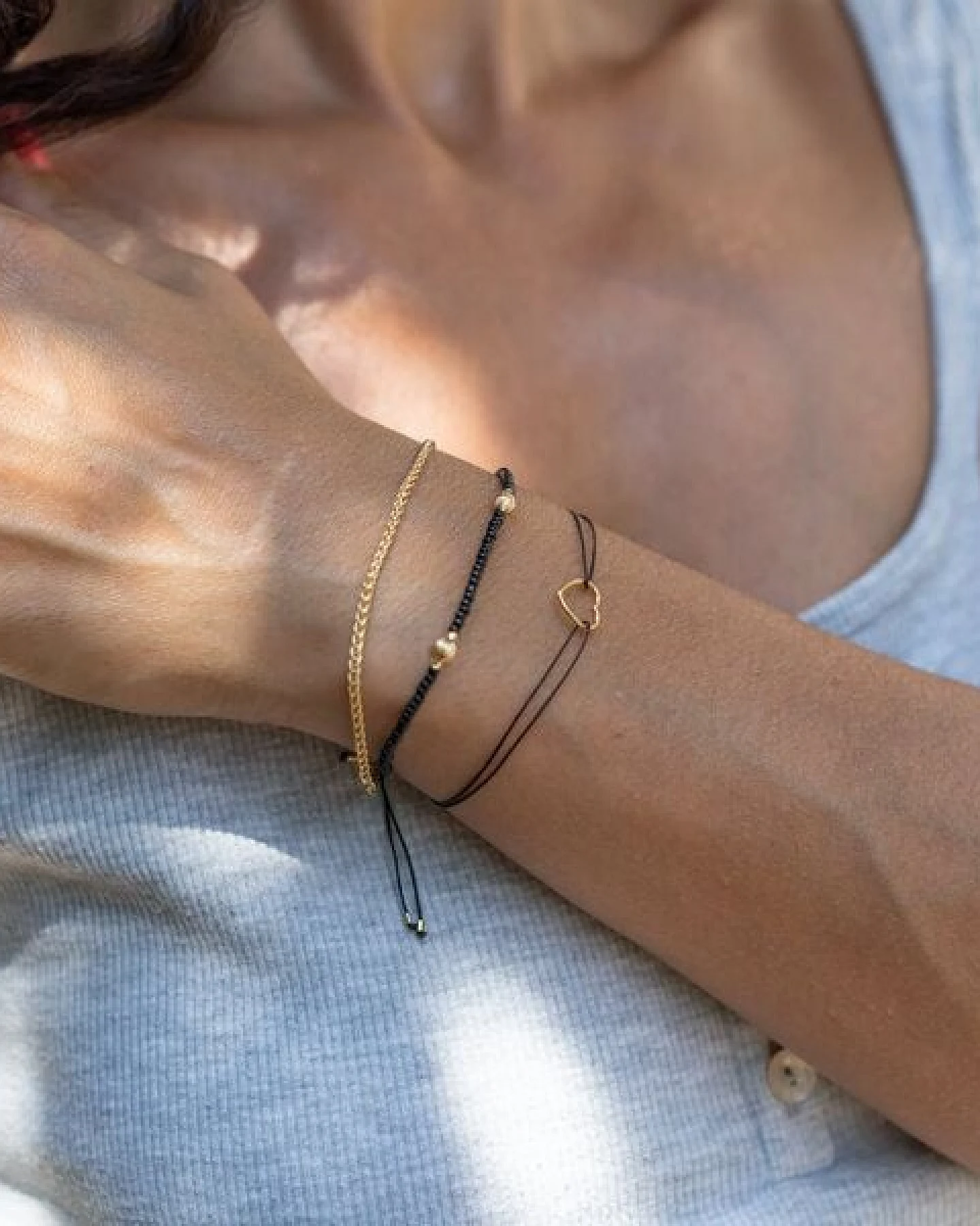 juni Armbandset Schwarz / Gold - hergestellt in Deutschland aus recyceltem Gold und Silber – Ansicht 4