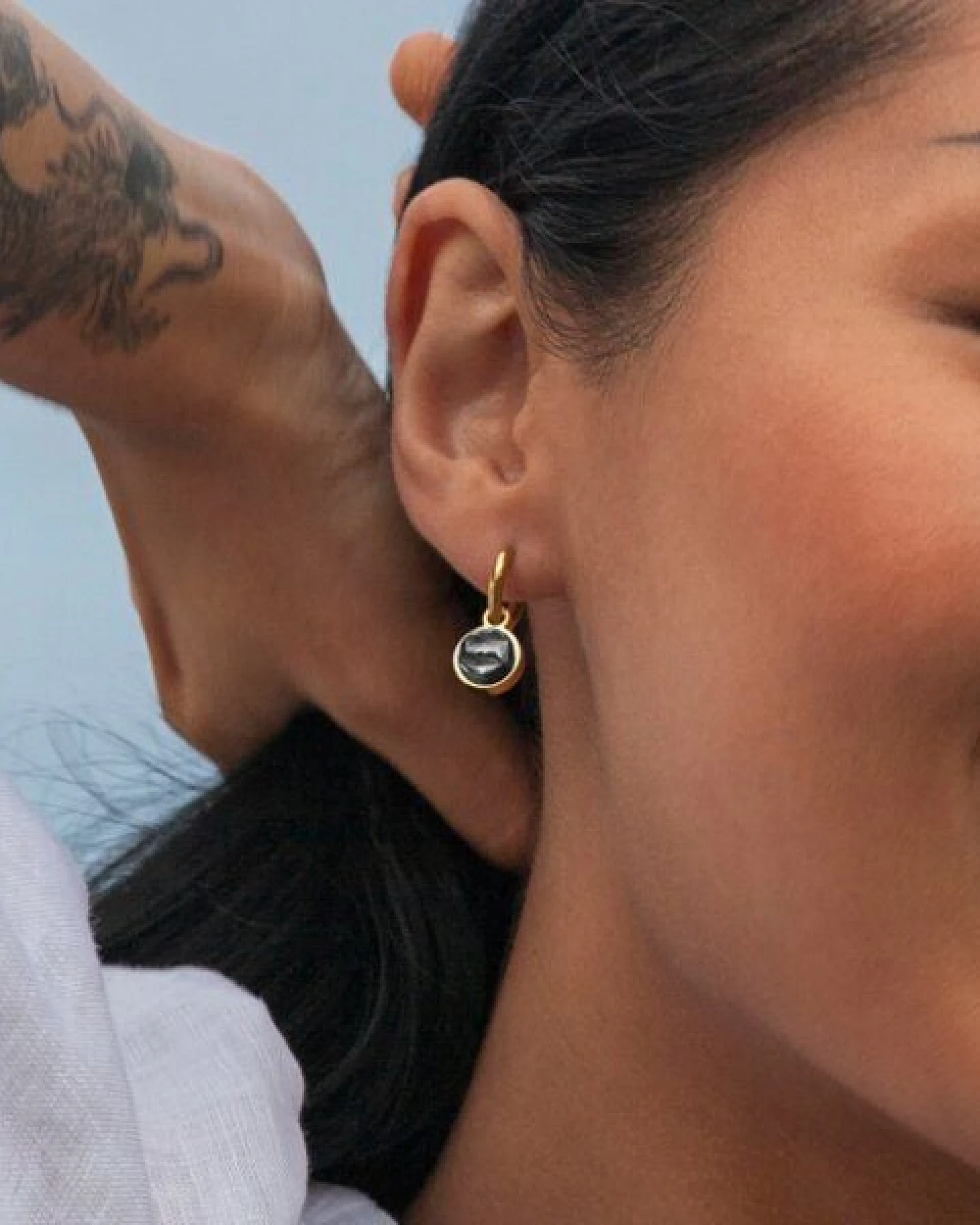 ALEXASCHA Gold Creolen mit Anhänger – Ansicht 3