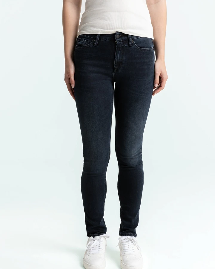 Kings of Indigo Damen vegan Jeans Juno Medium Washed Blau Schwarz
